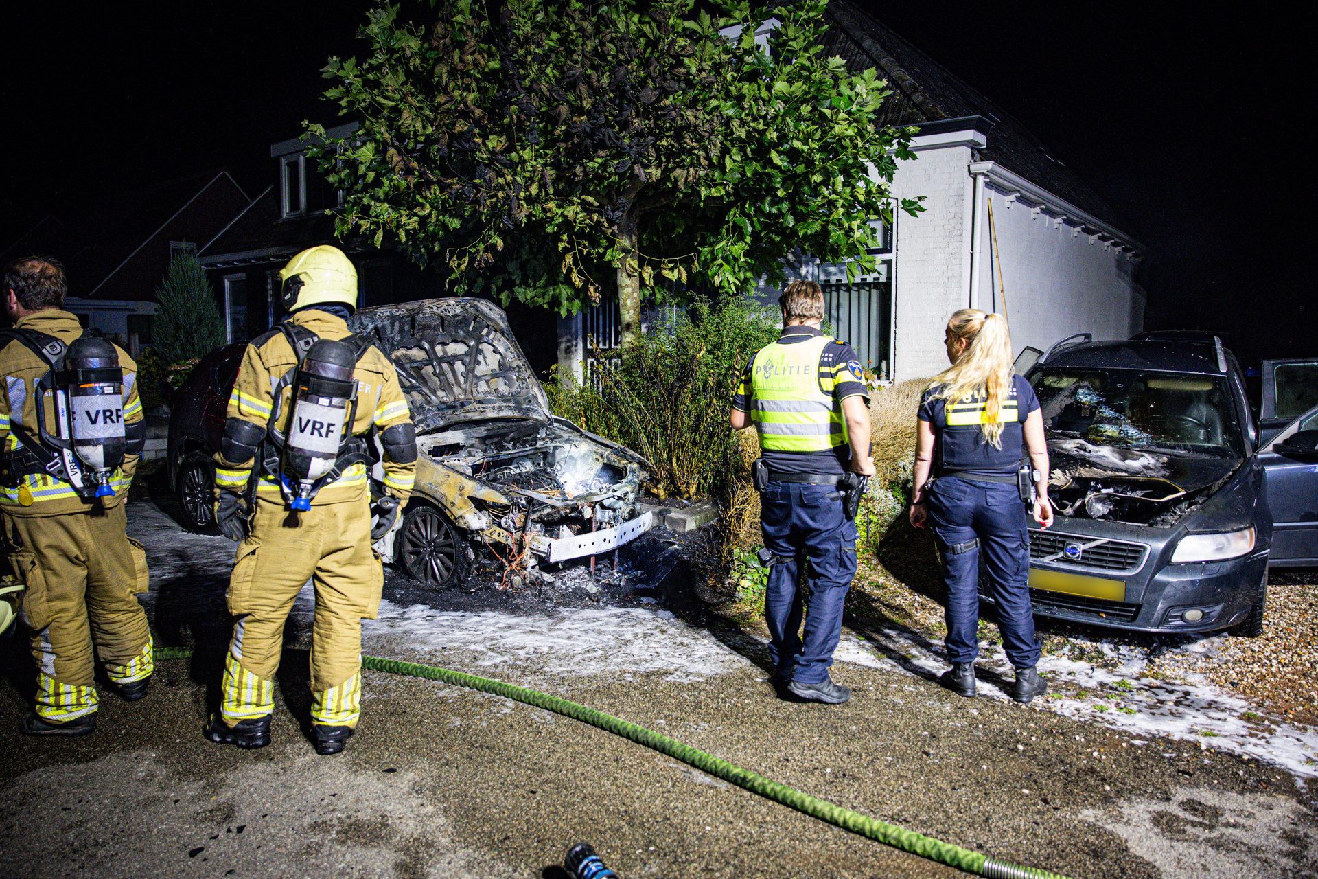 Twee auto’s uitgebrand voor woning, politie onderzoekt oorzaak