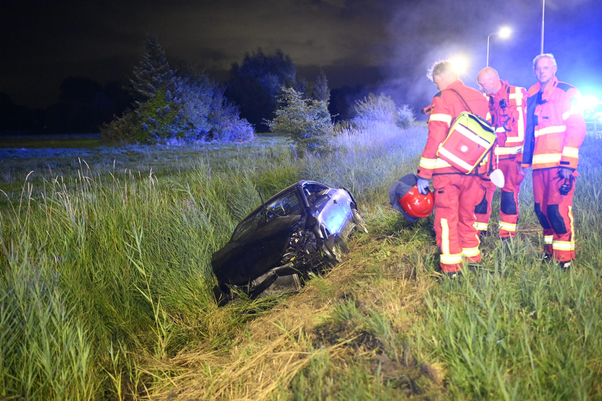 Auto belandt in sloot, bestuurder vlucht te voet