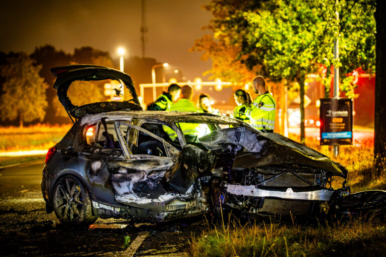 Auto vliegt in brand na crash tegen boom in Assen, bestuurder gewond