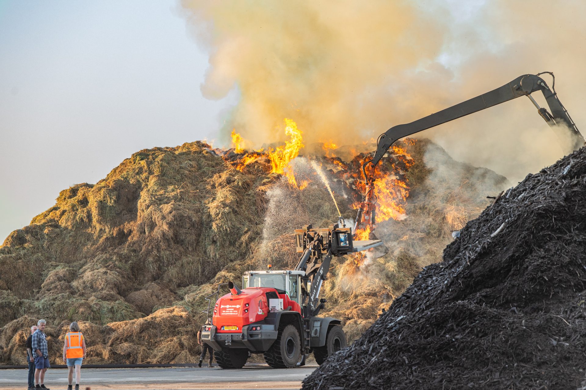 Brand in grote composthoop zorgt voor rookoverlast