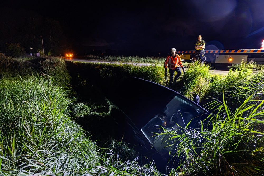 Auto belandt in sloot, bestuurder met schrik vrij