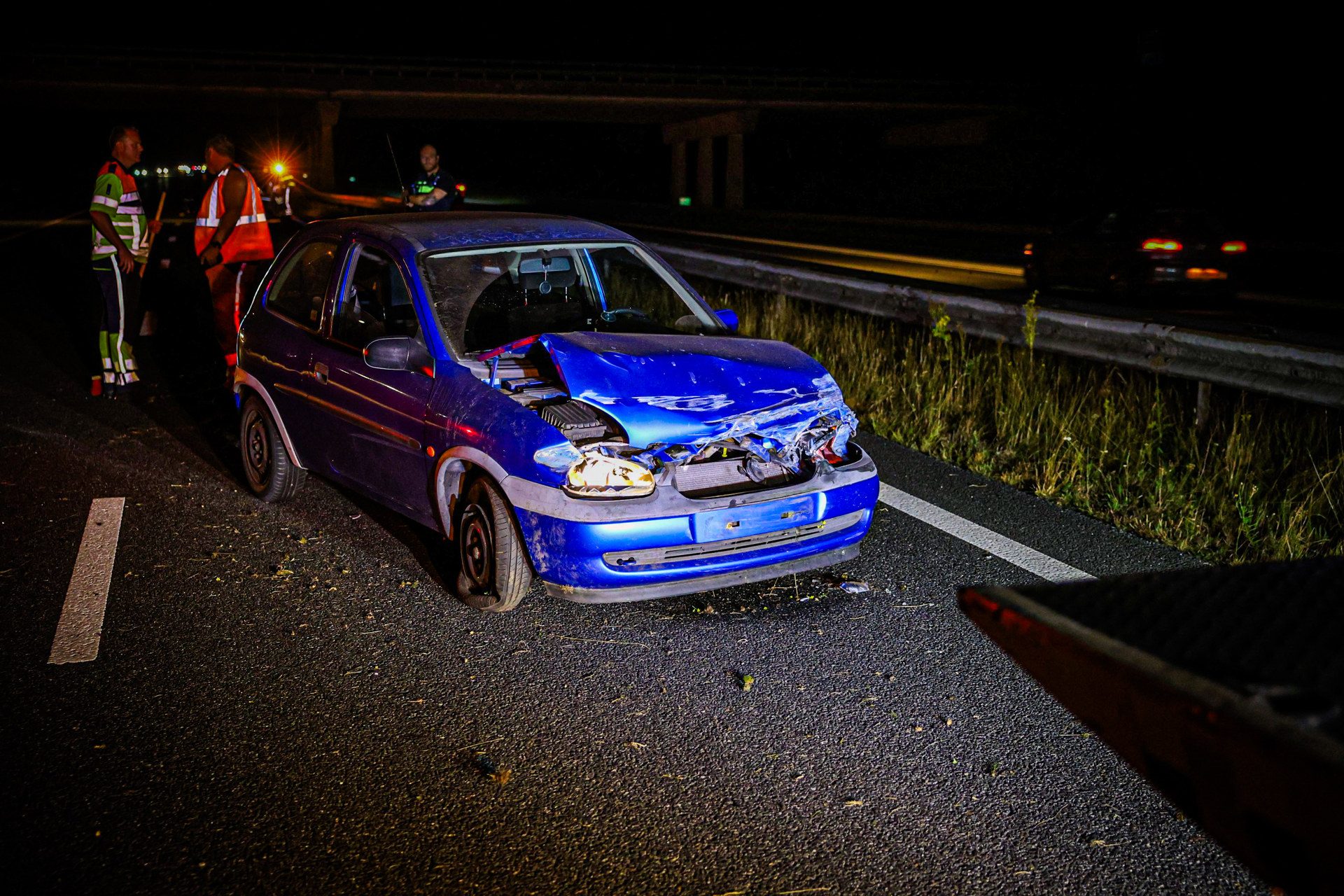 Auto ramt middengeleiderail, snelweg richting Heerenveen afgesloten