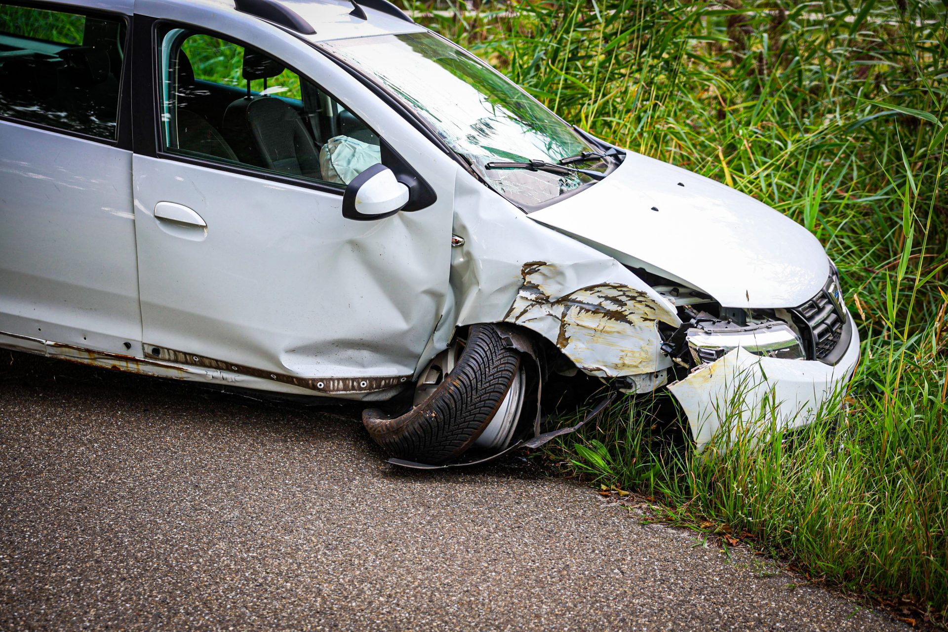 Auto botst tegen boom, hulpdiensten rukken uit