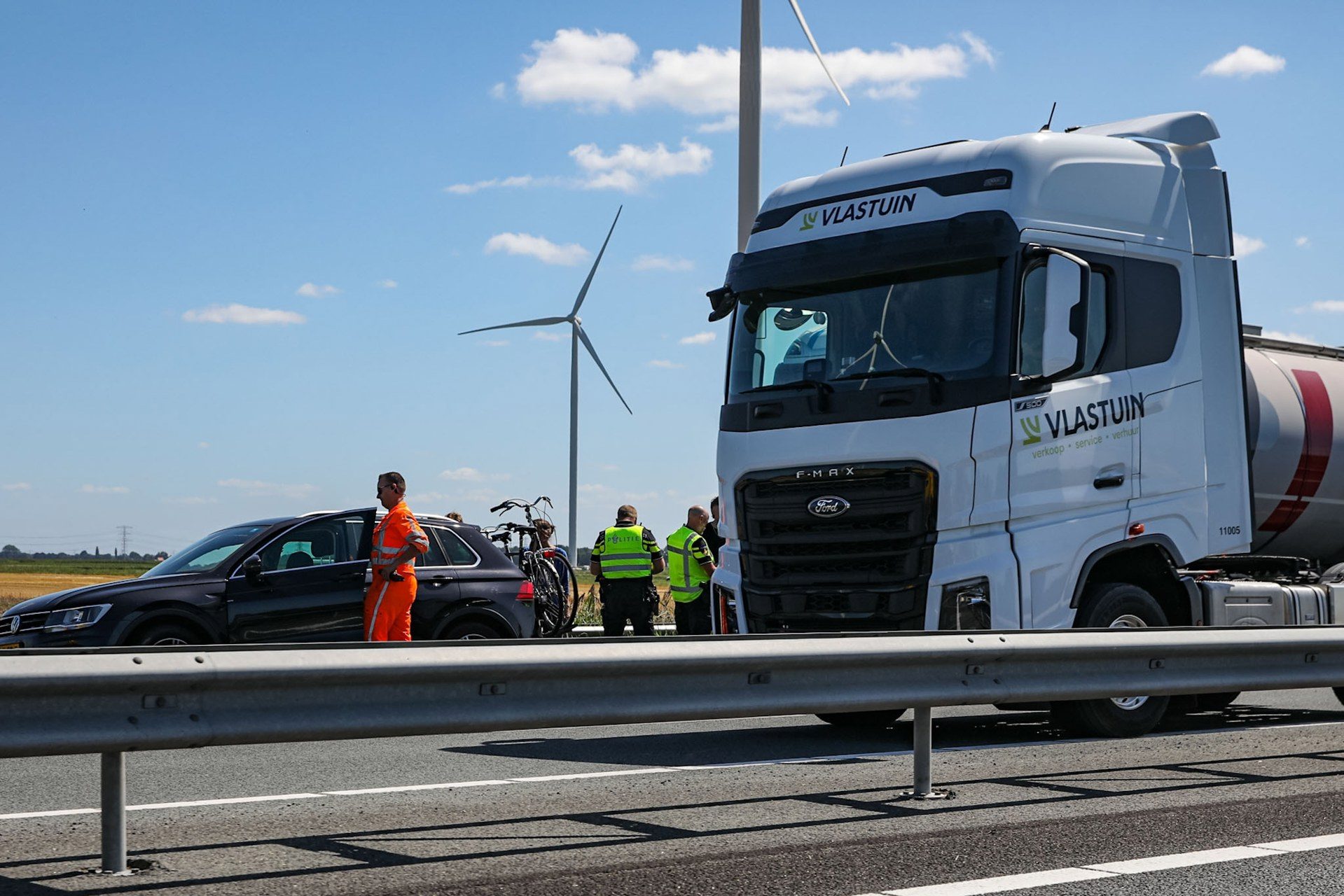 Auto rijdt in op vrachtwagen en moet worden weggesleept
