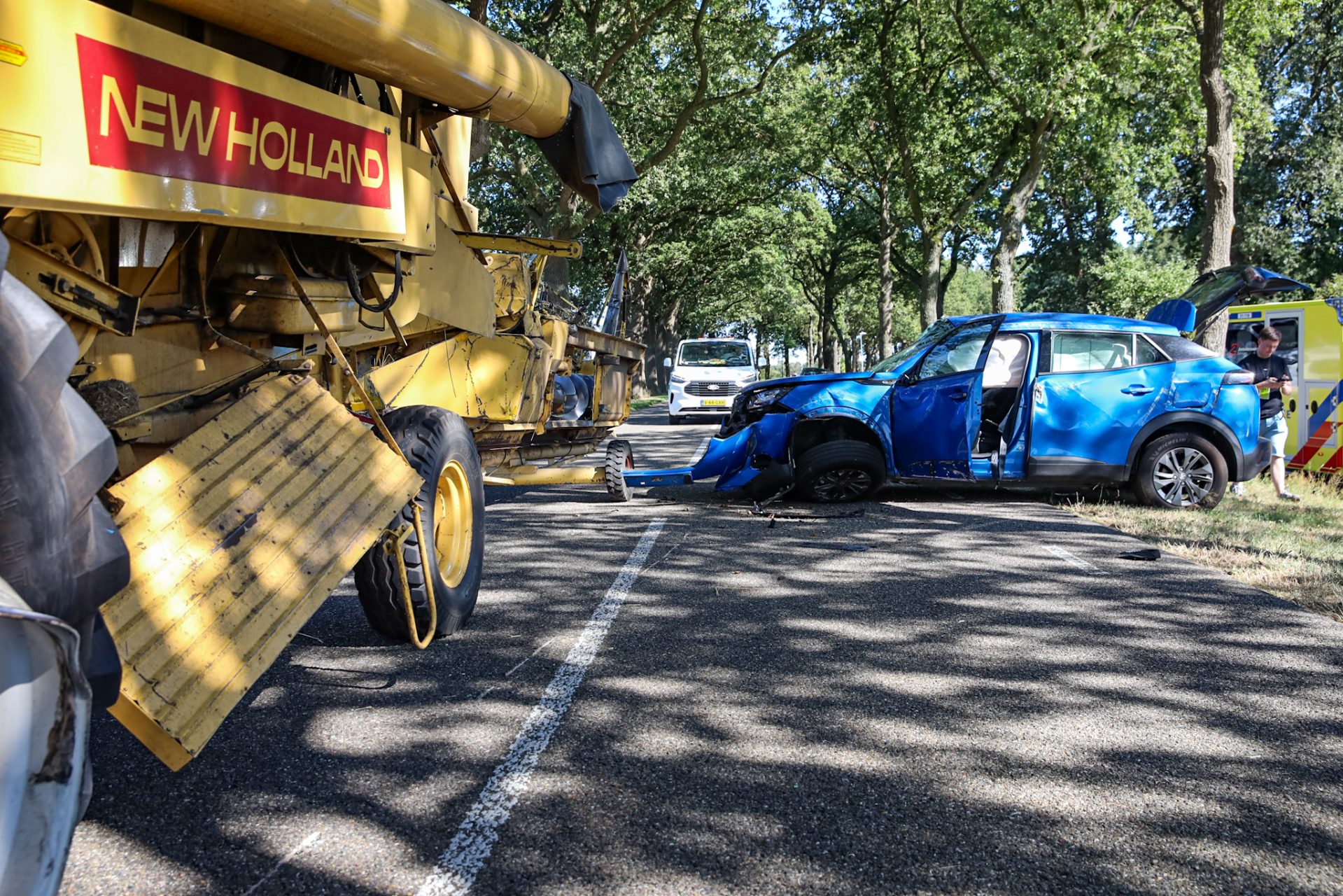 Auto slaat over de kop na frontale botsing met landbouwvoertuig