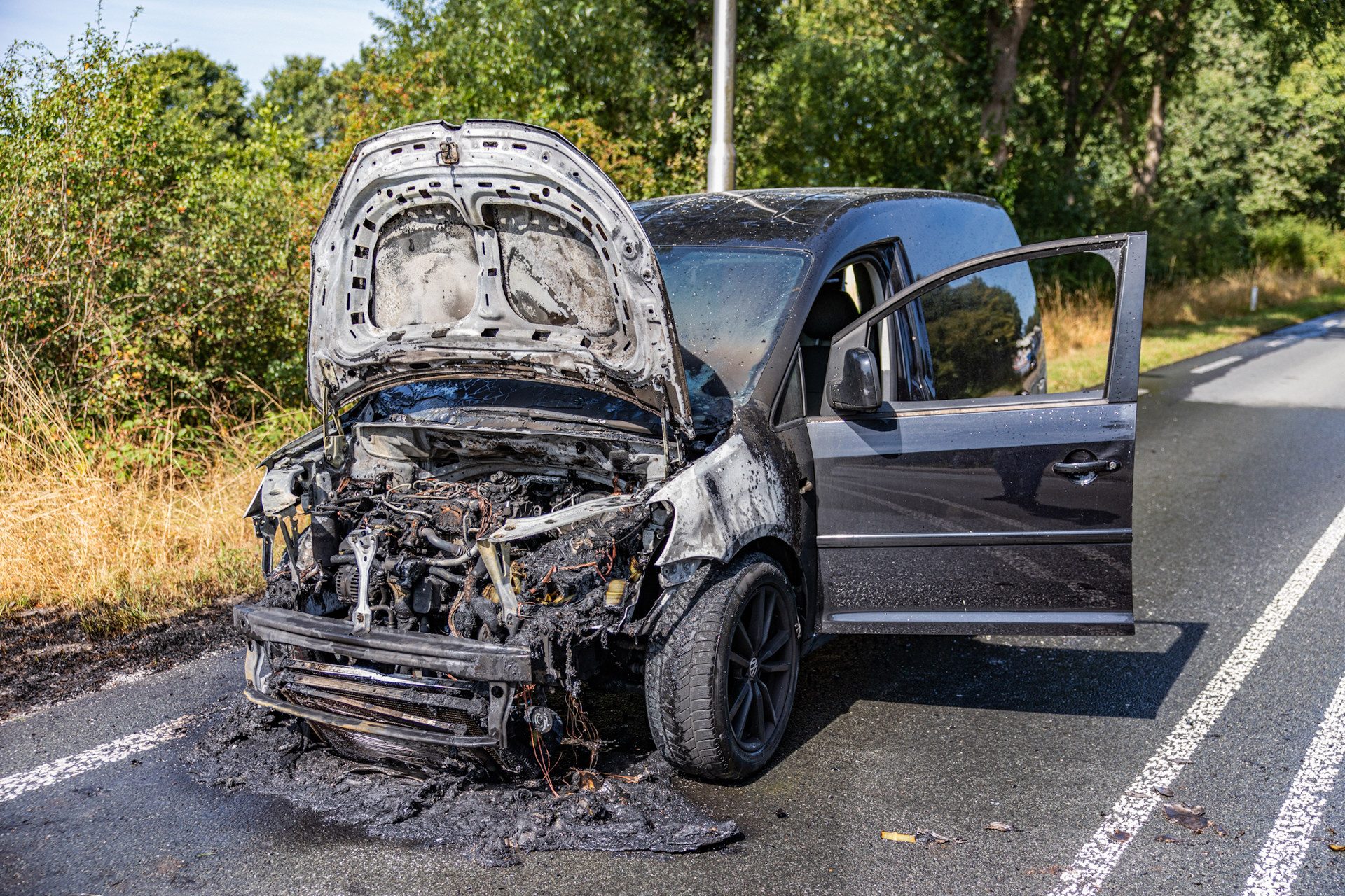 Motorcompartiment bestelbus vliegt in brand, weg afgesloten