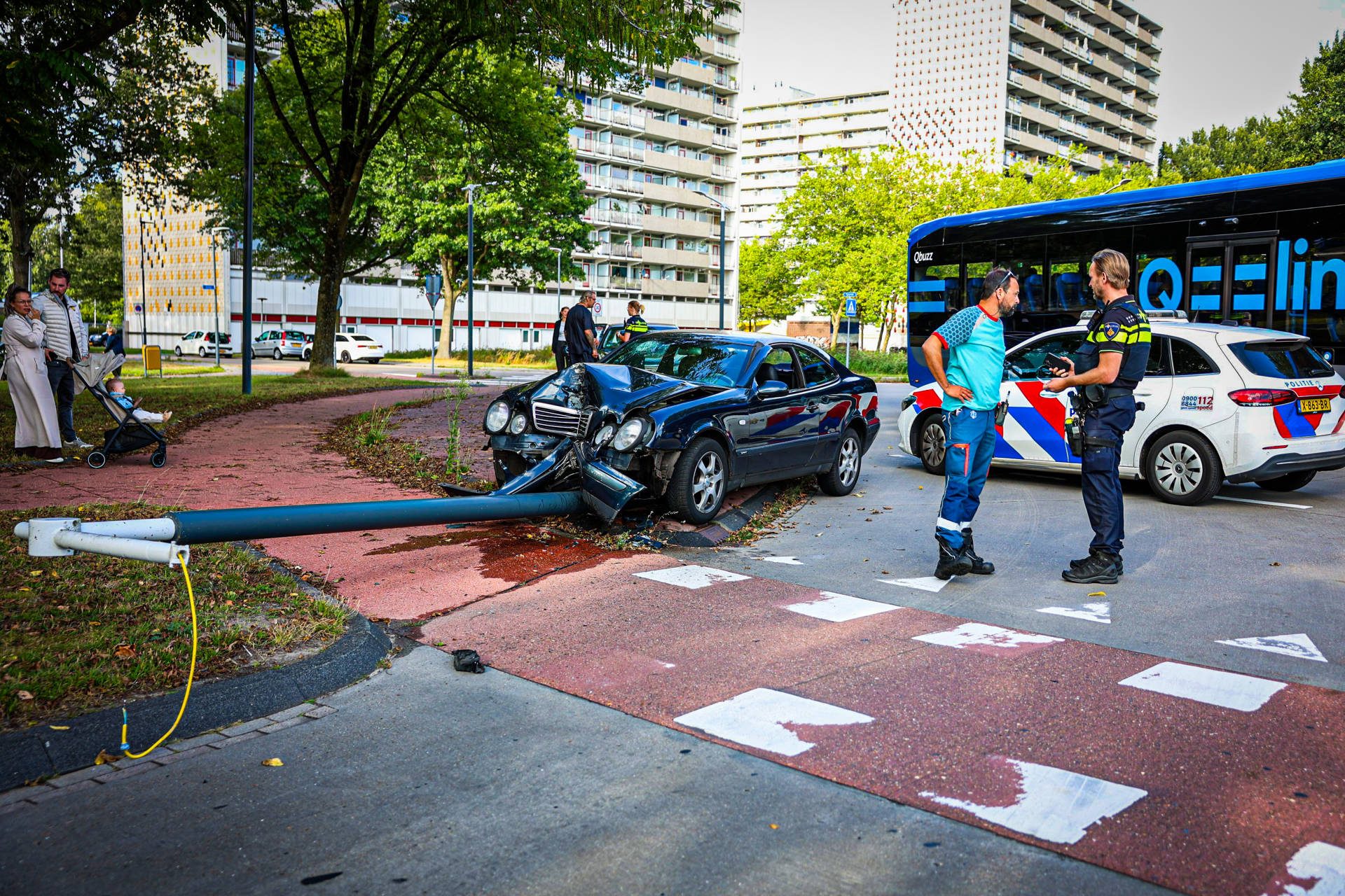 Bestuurder en bijrijder naar ziekenhuis na botsing tegen paal