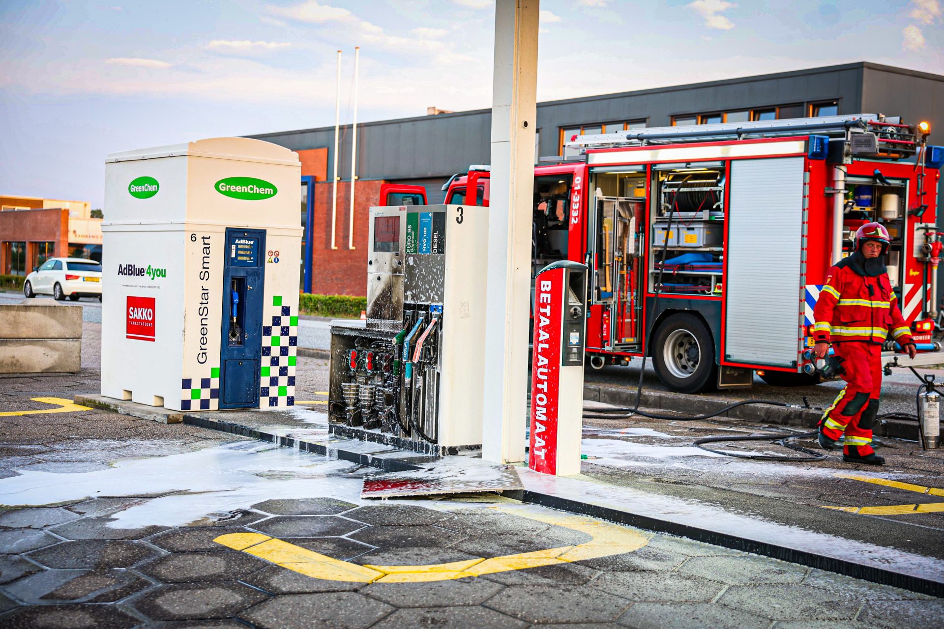 Brand bij tankstation tijdens tanken motor, omstanders grijpen in