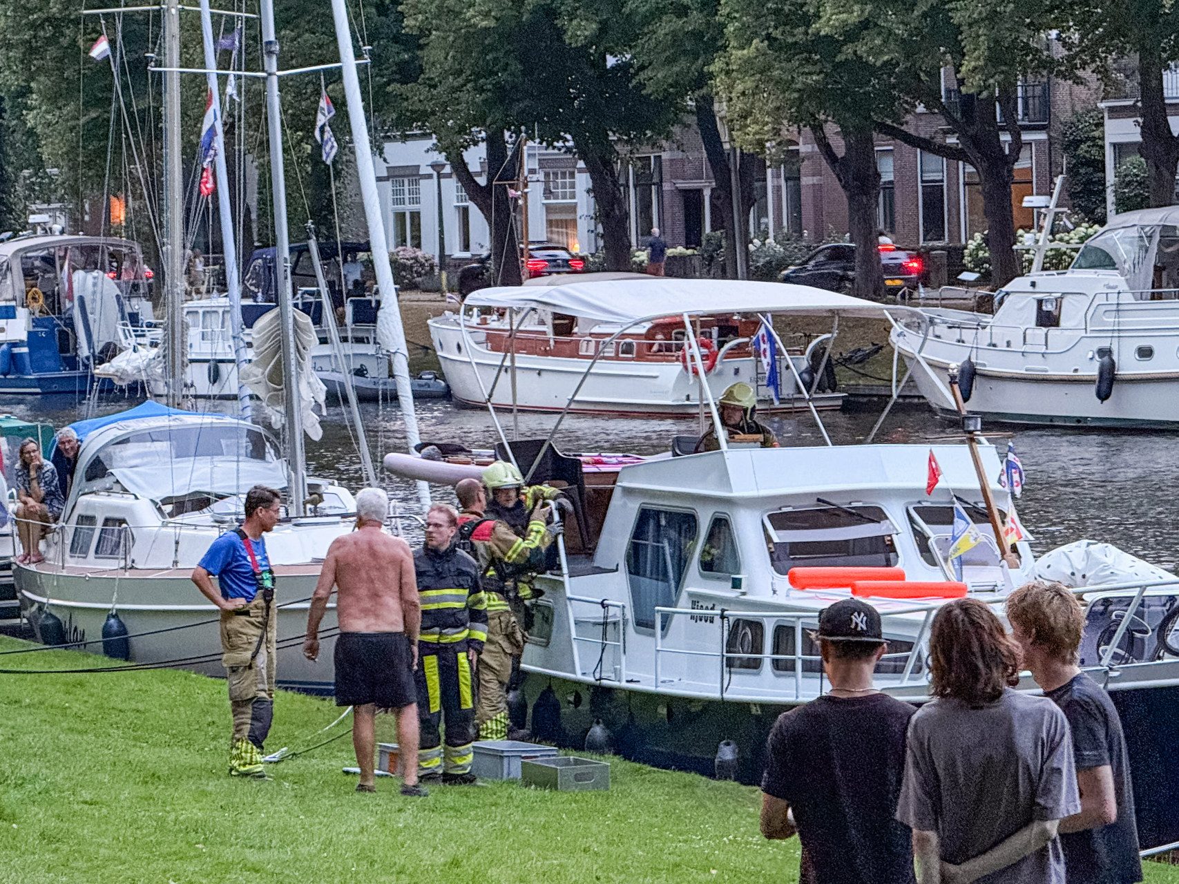 Brandweer rukt uit voor brand op boot