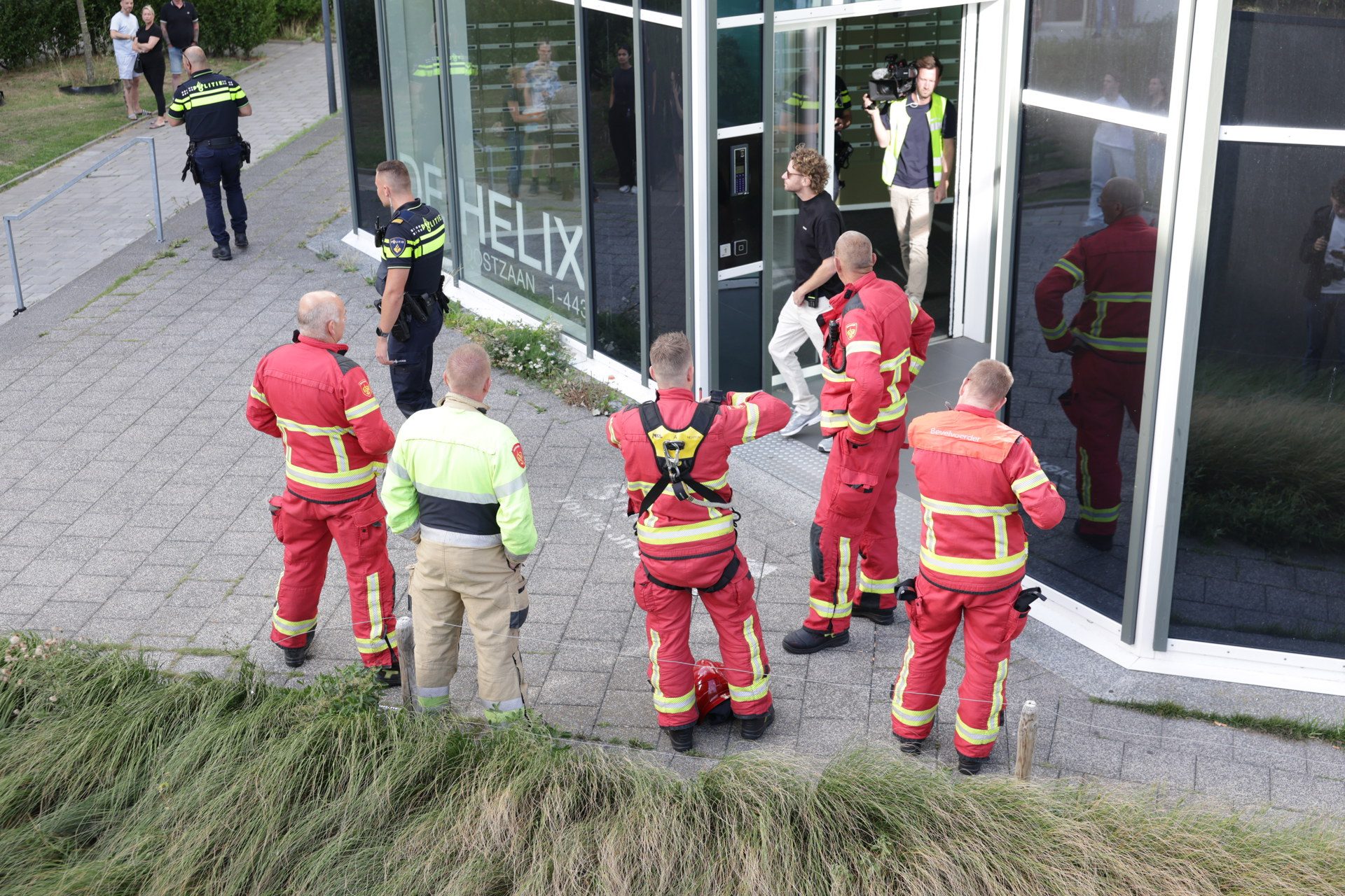 Meerdere blusvoertuigen naar flat na melding van brand