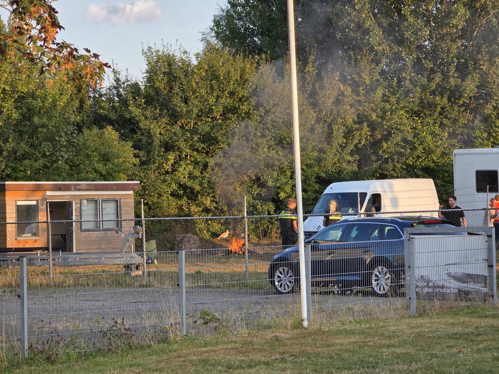 Zwarte rookwolken door buitenbrand