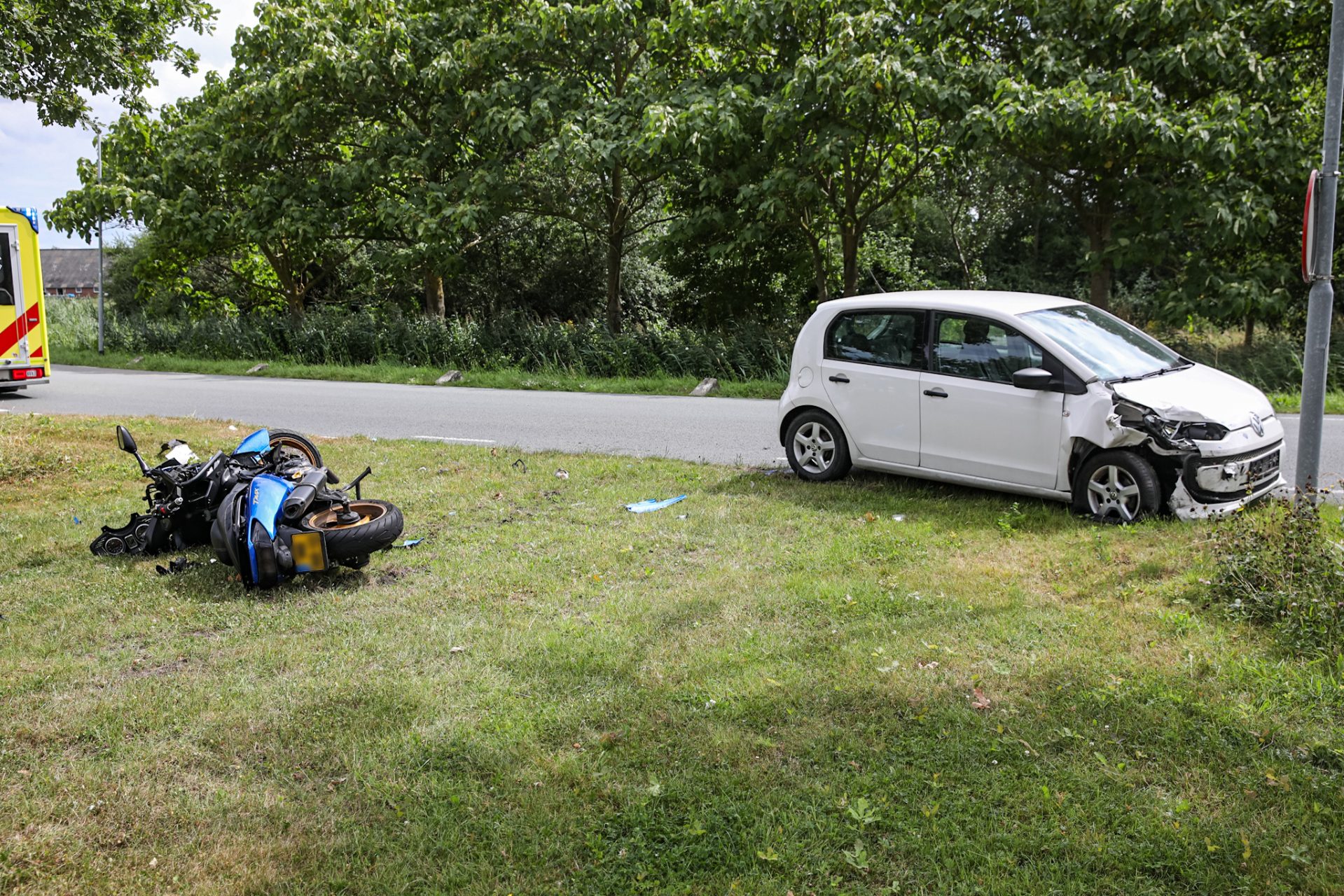 Motorrijder ernstig gewond na frontale botsing