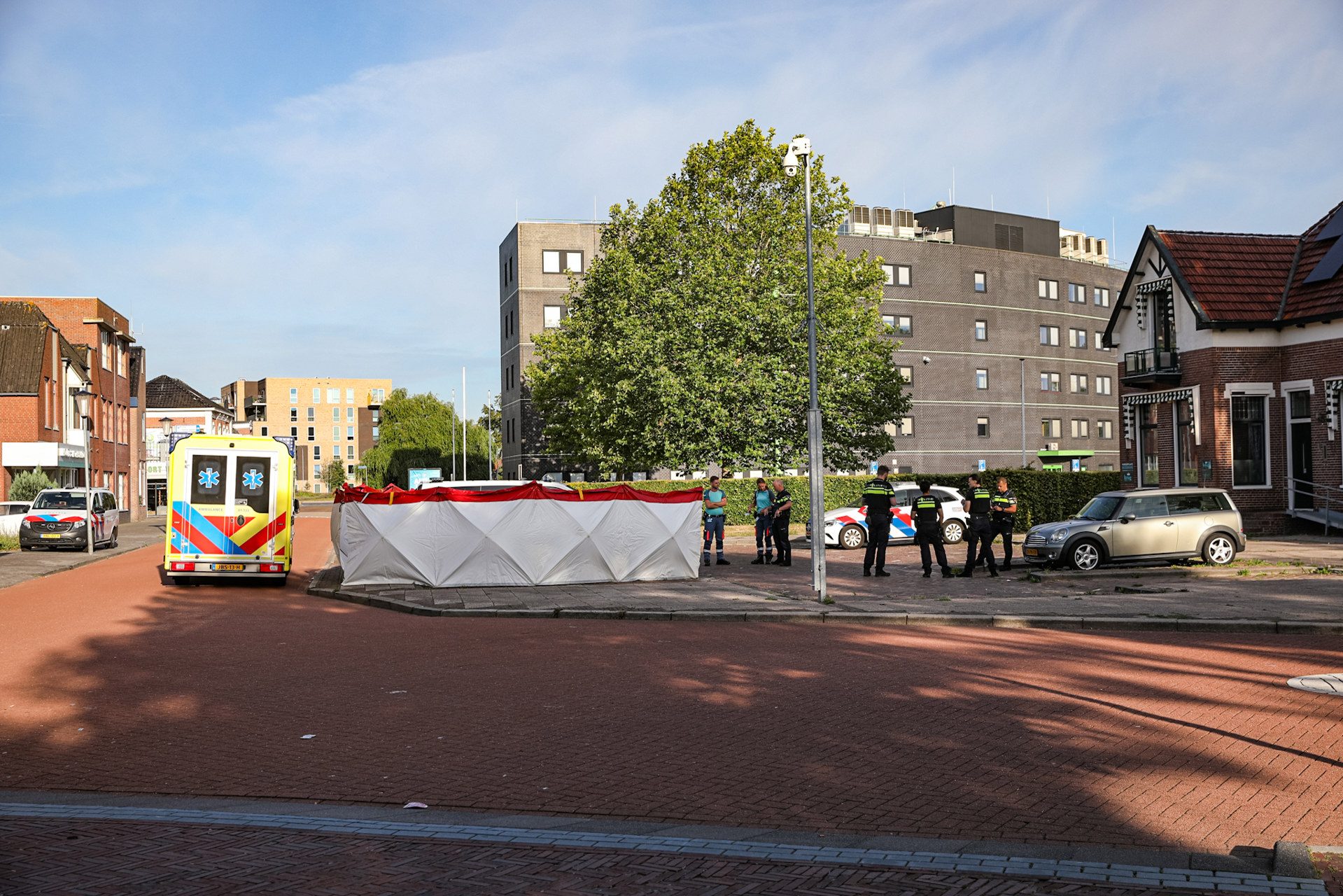 Overleden persoon aangetroffen in auto op parkeerplaats