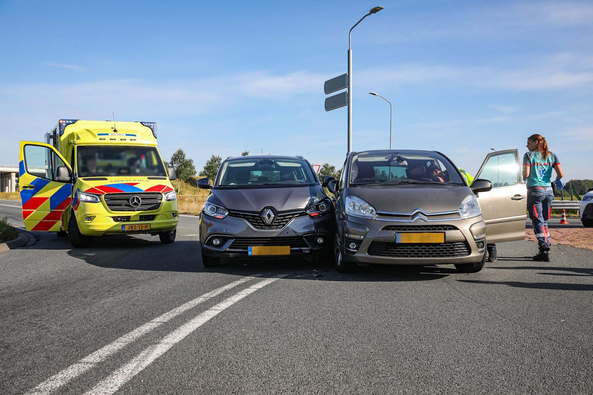 Twee auto’s botsen, airbag gaat af bij één van de voertuigen
