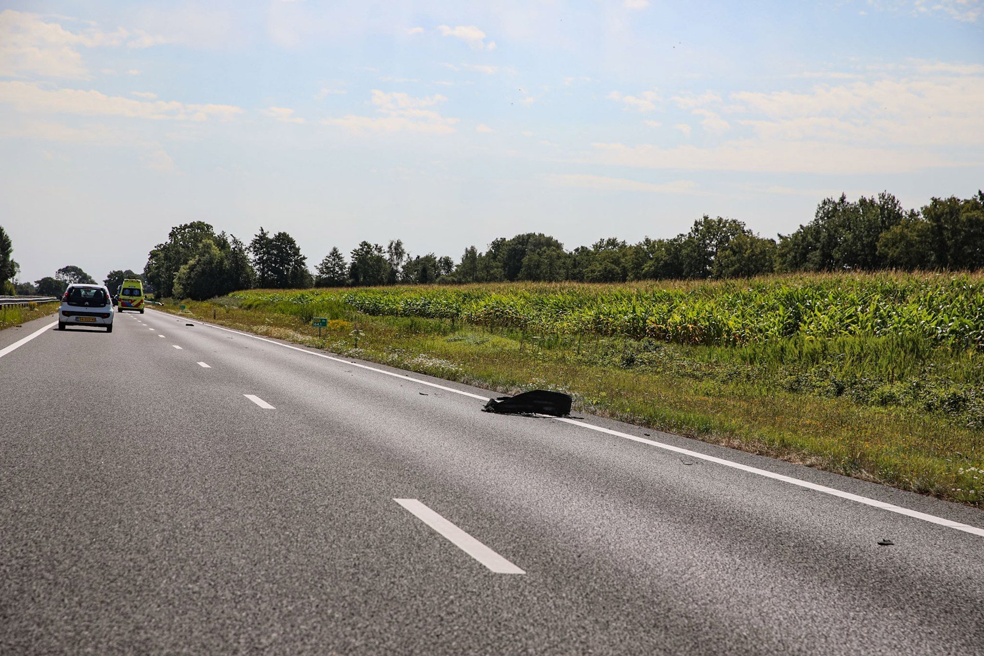 Vrachtwagen krijgt klapband; rijstrook afgesloten