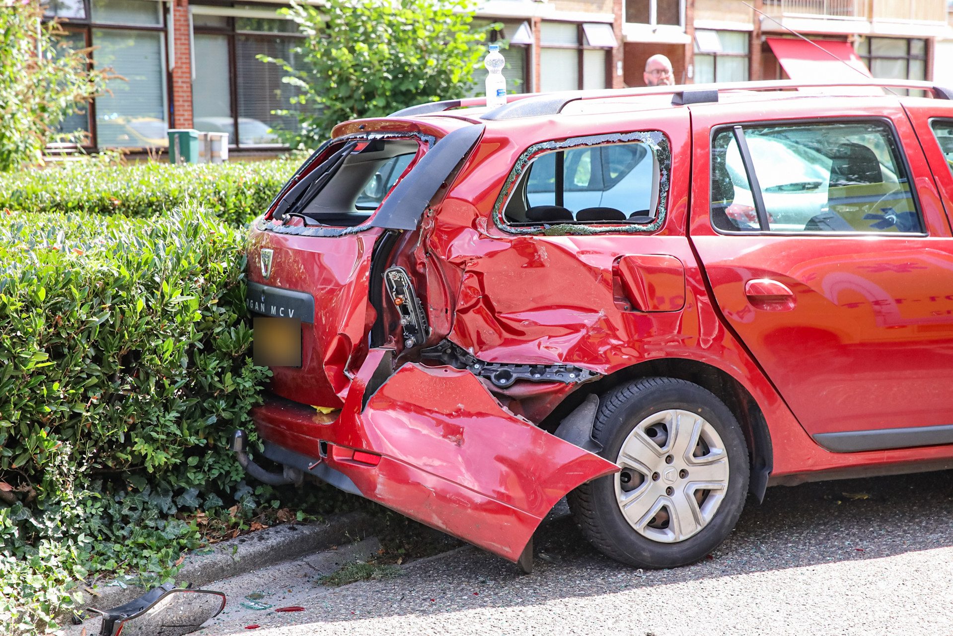 Pick-up botst hard achterop auto en duwt die tegen geparkeerd voertuig