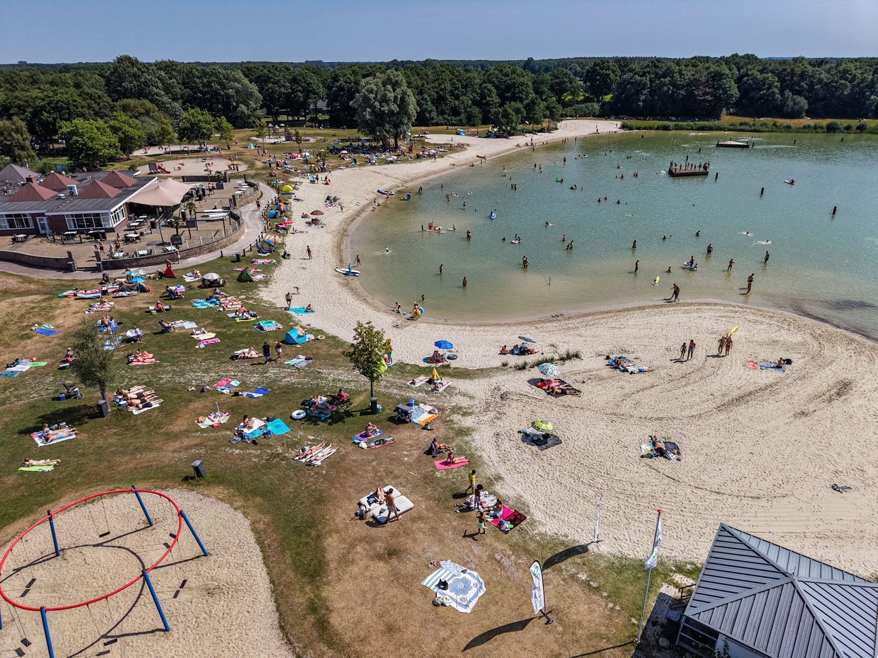 Zomerdrukte bij recreatiegebied trekt massa bezoekers bij 31 graden