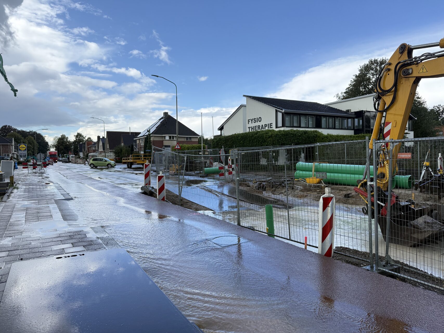 Hevige onweersbui zet straten en parkeerplaatsen onder water