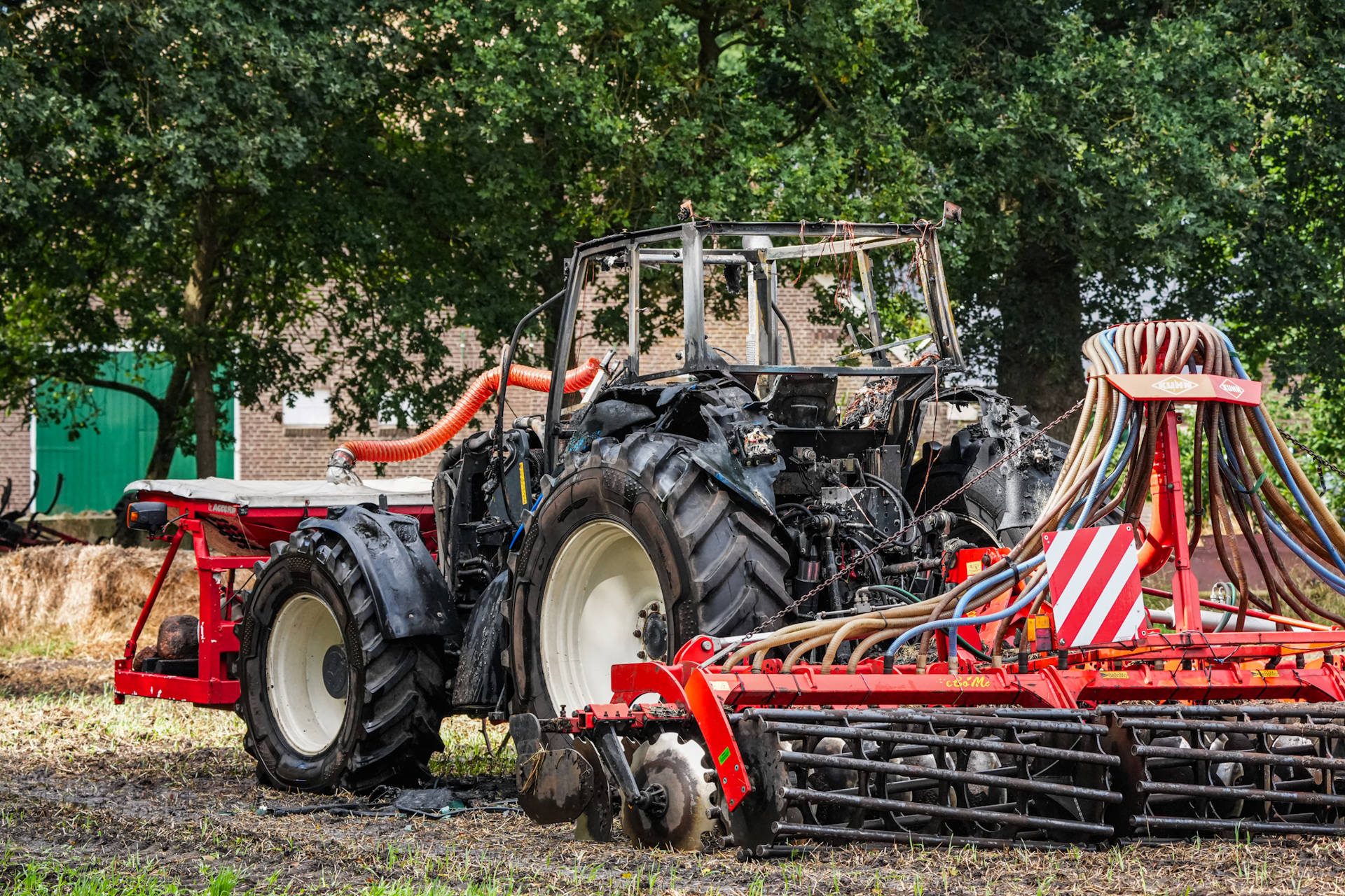 Trekker met zaaimachine vliegt volledig in brand op akker