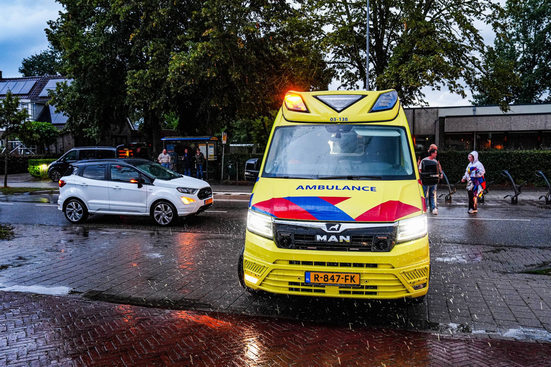 Automobilist ramt voetganger die achter lijnbus vandaan stapt