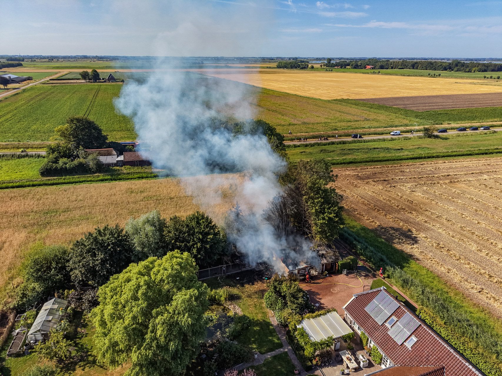 Schuurtje naast woning brandt volledig uit, weg afgesloten