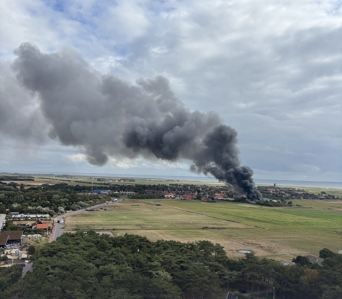 Uitslaande brand bij sloperij zorgt voor flinke rookontwikkeling