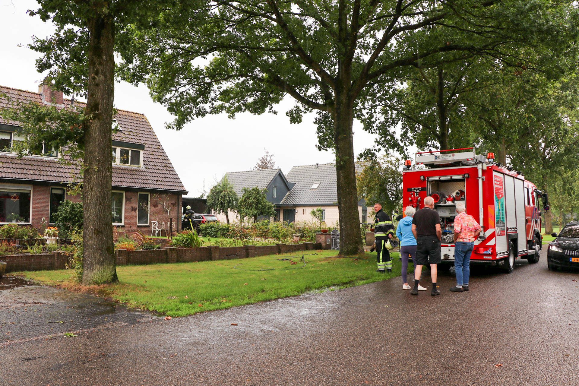 Bliksem slaat in op woning en veroorzaakt dakbrand