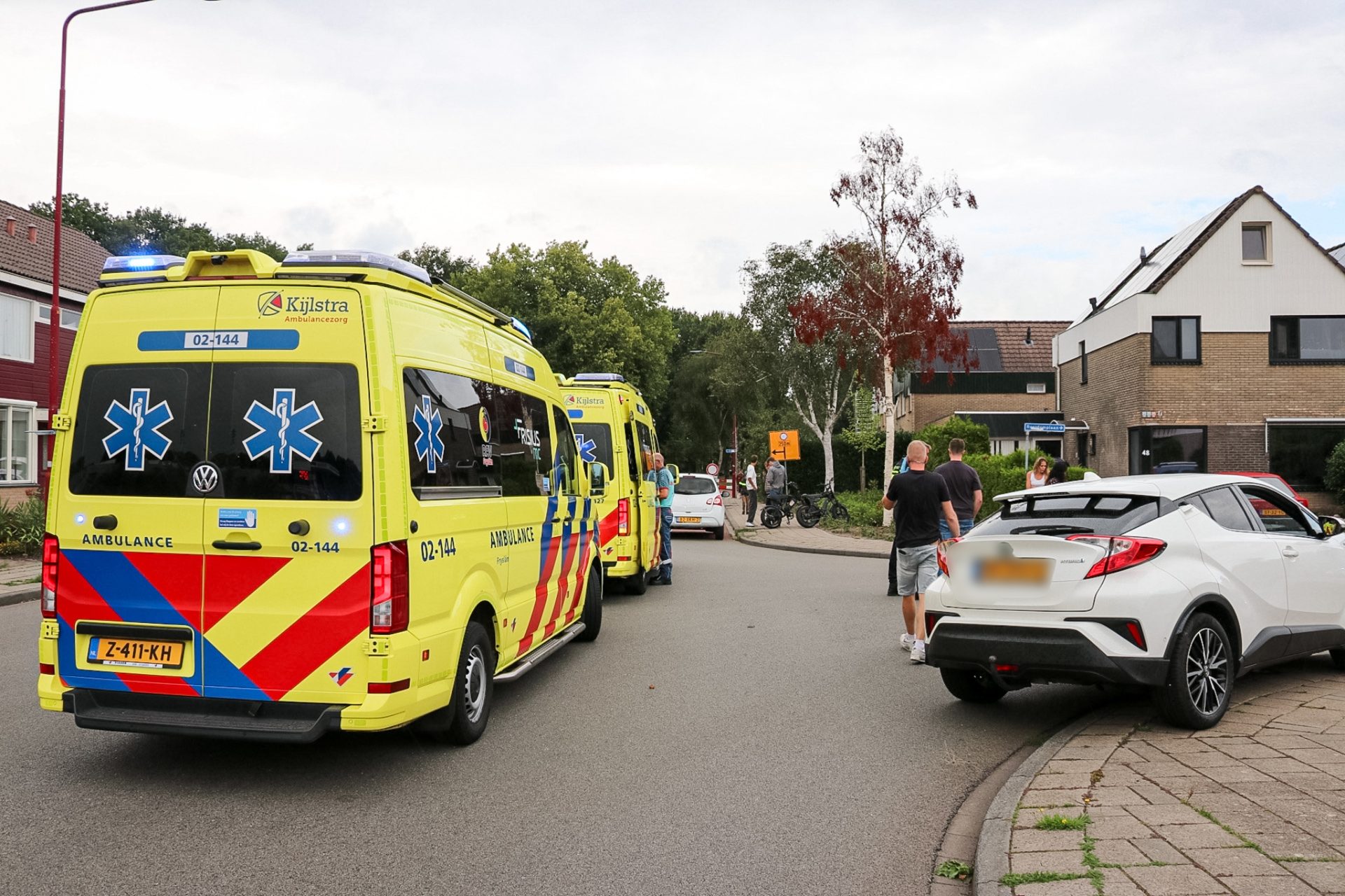 Moeder en baby op fiets aangereden door auto, traumahelikopter opgeroepen