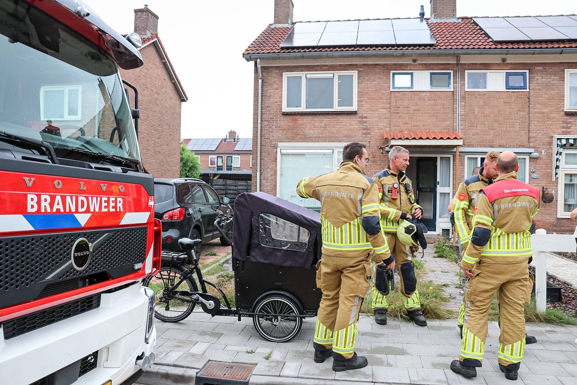 Vogel vliegt via dak naar binnen en raakt vast in afzuigkap