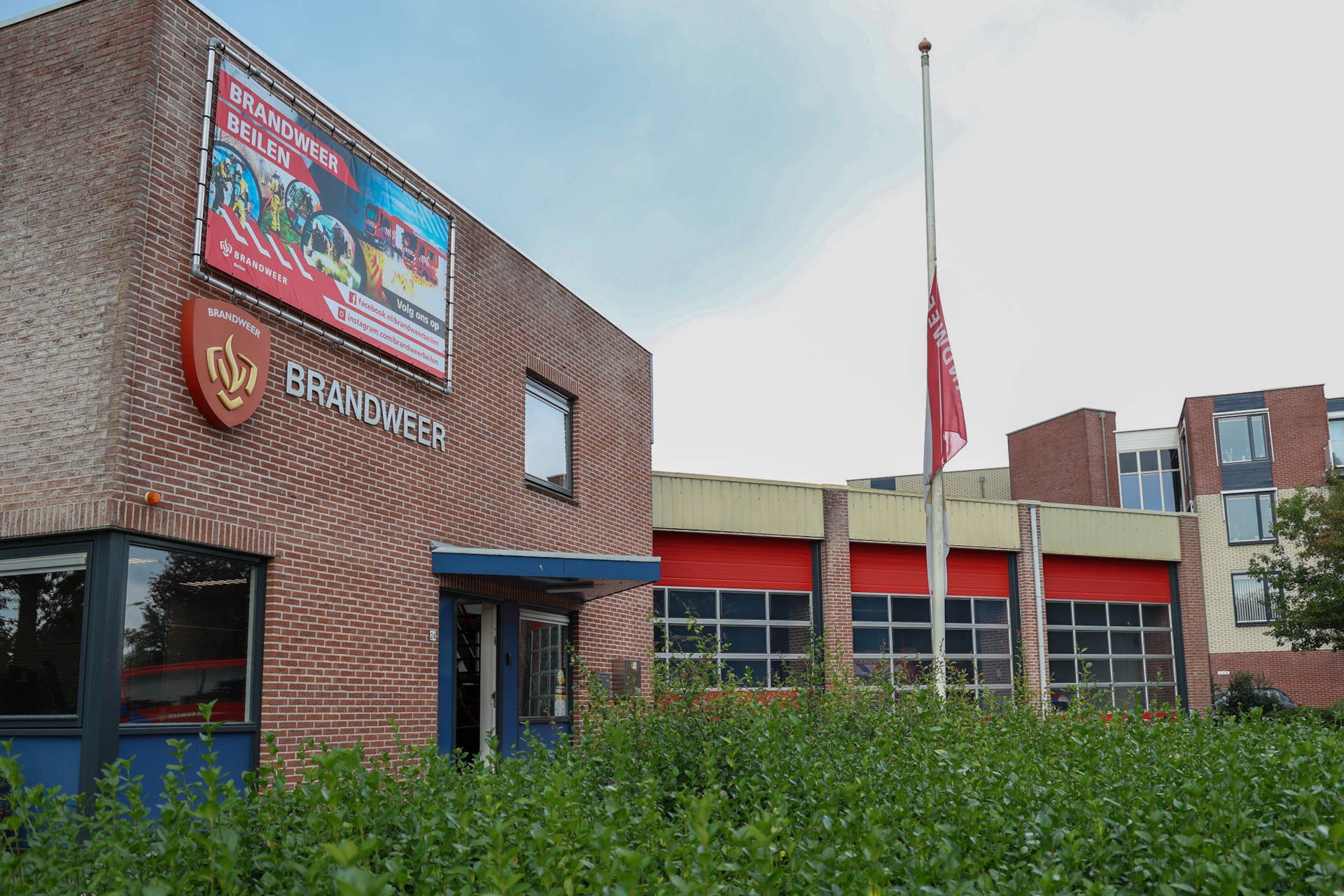 Vlag halfstok nadat brandweer vrijwilliger overlijdt tijdens inzet