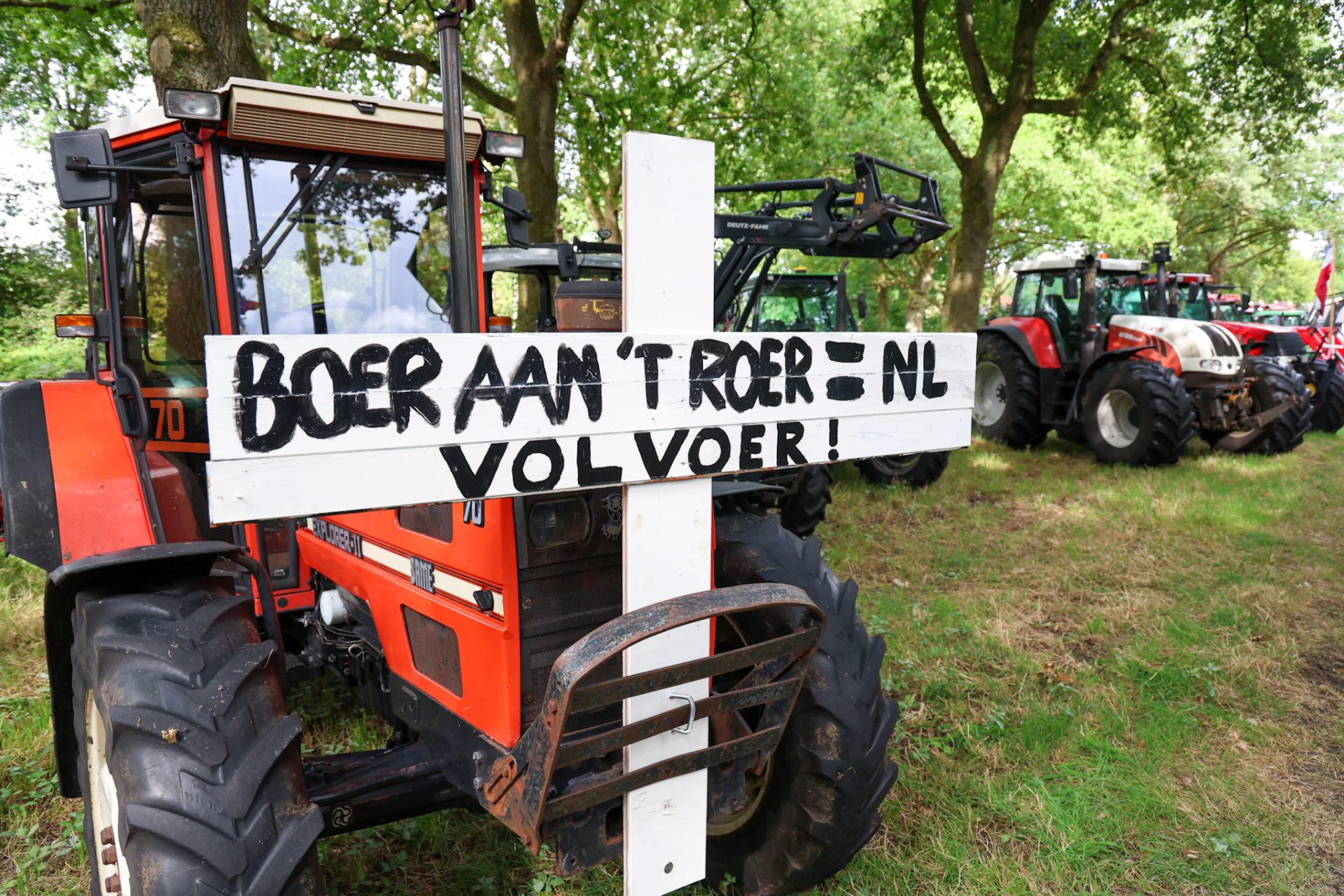 Duizend boeren sluiten actiedag af bij provinciehuis Assen