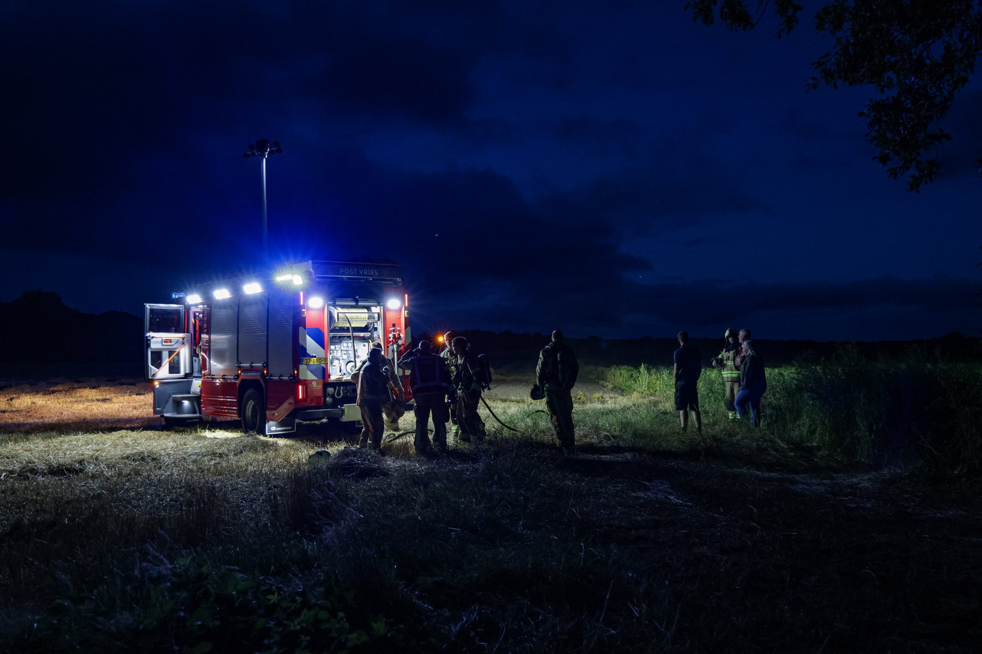 Brandweer blust akkerbrand snel