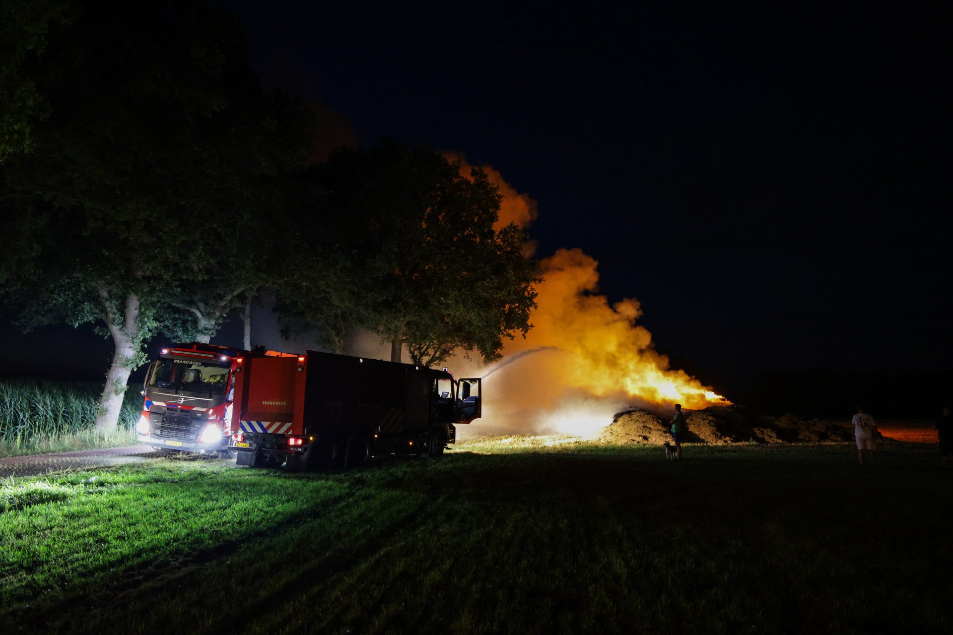 Grote hooibult vliegt in brand, meerdere korpsen rukken uit