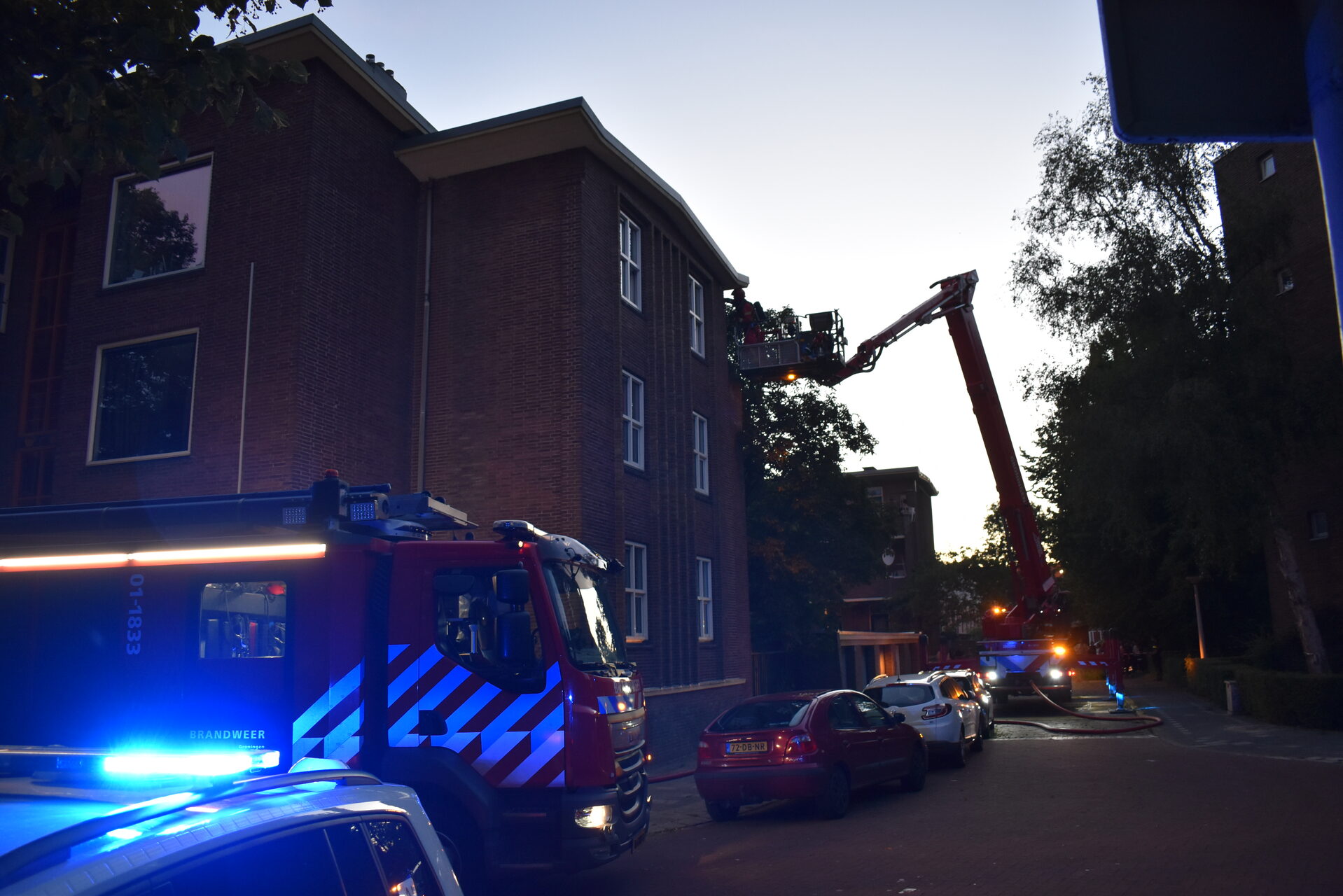 Grote brand op dak van woning, brandweer schaalt op