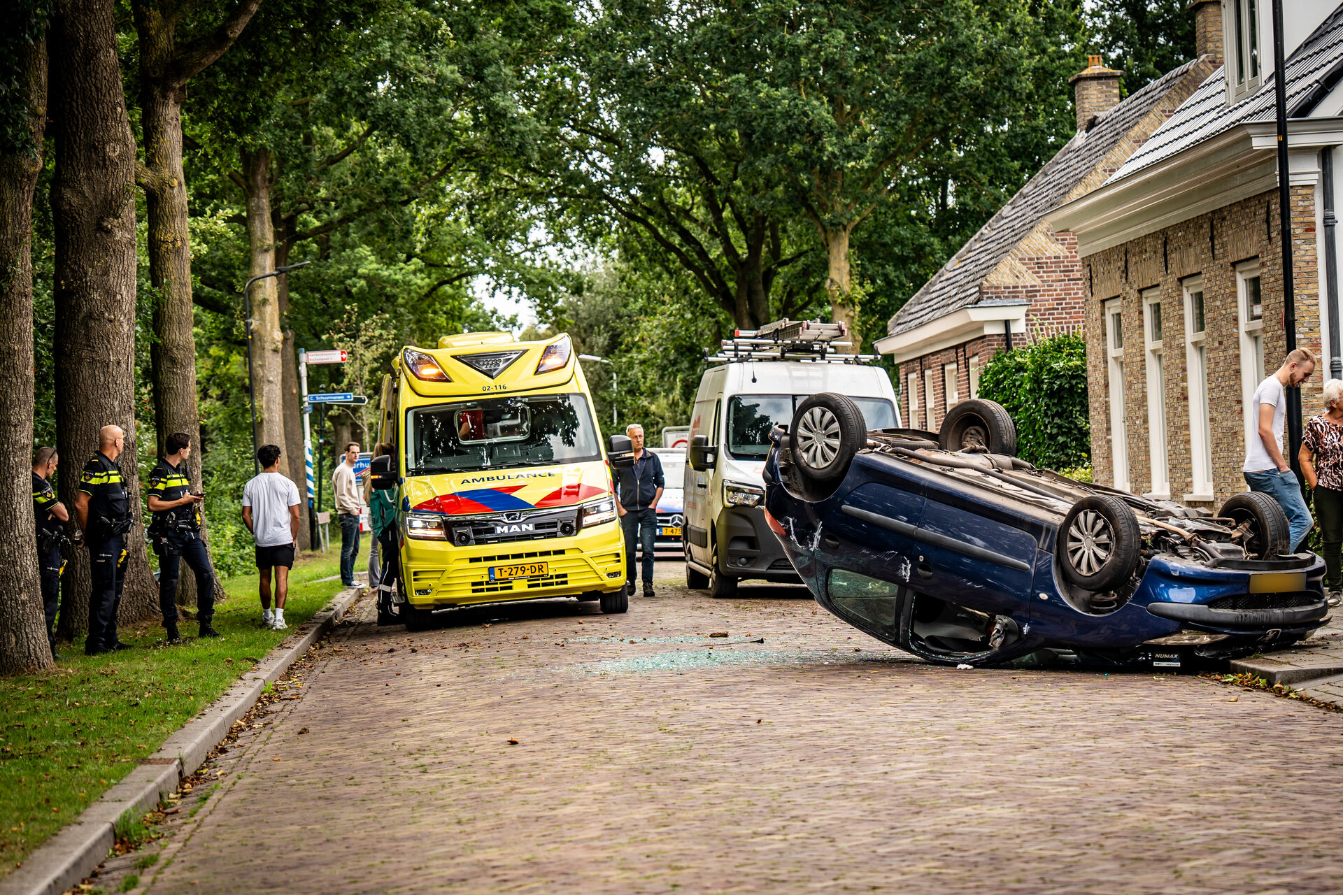 Auto belandt op kop bij verkeersongeval
