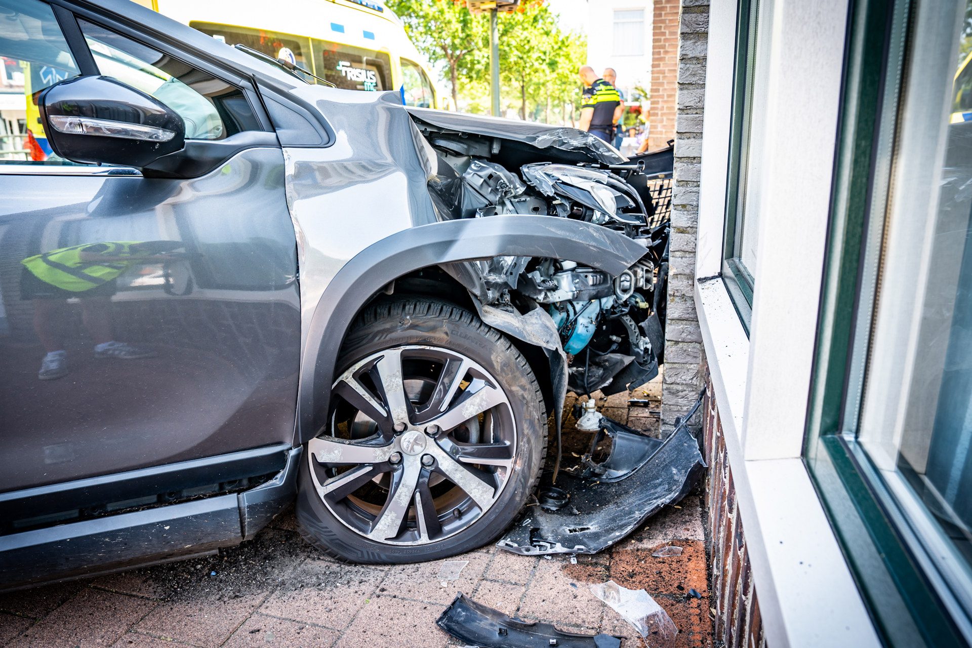 Auto botst tegen gevel van woning
