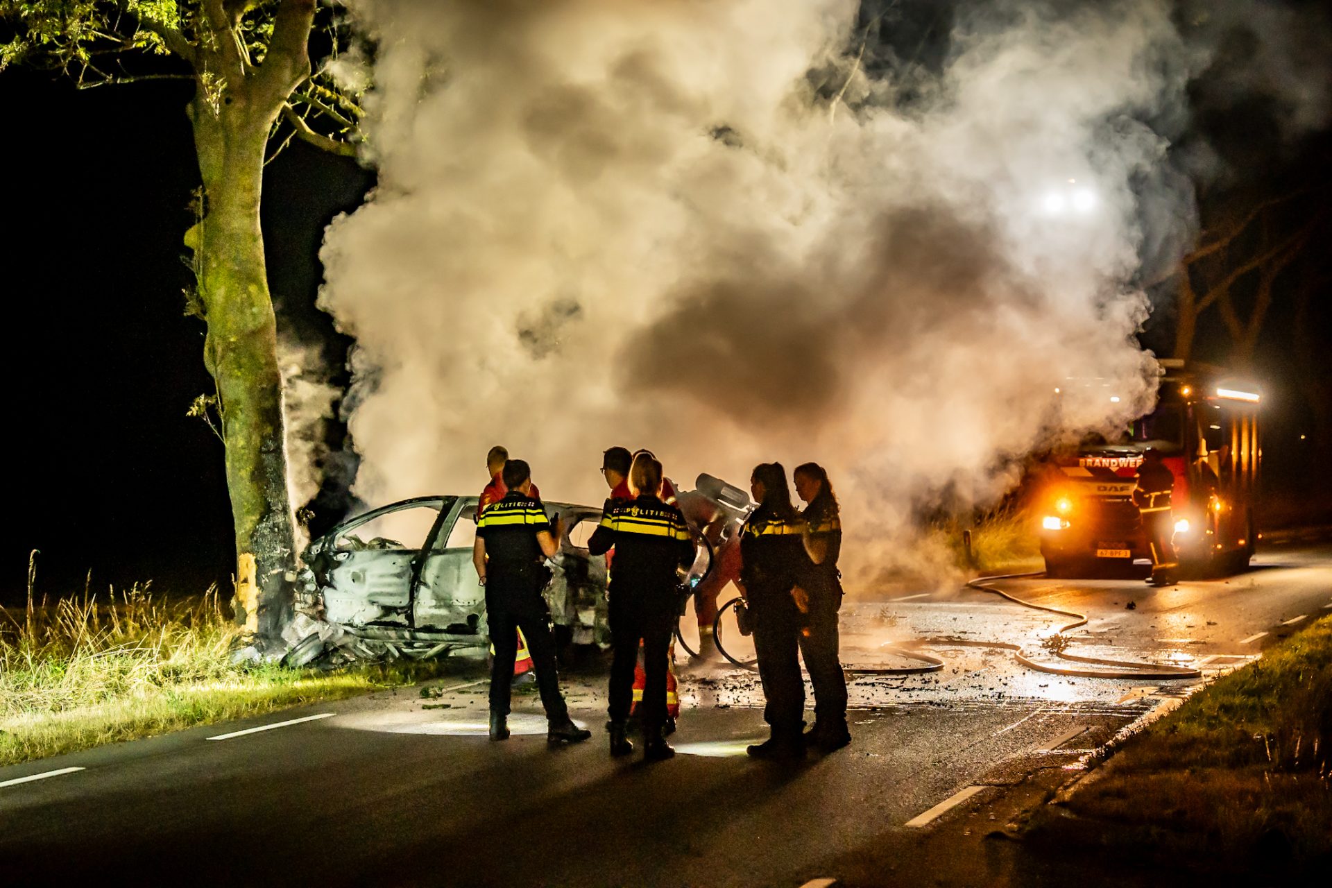 Bestuurder overleden nadat auto tegen boom botst en in brand vliegt
