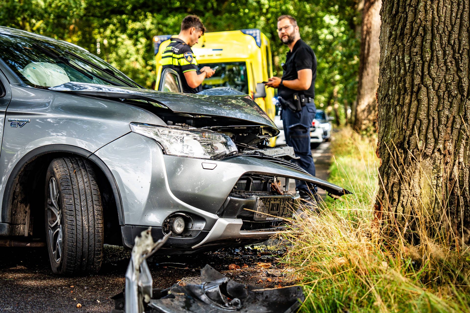 Automobiliste gewond na harde botsing tegen boom
