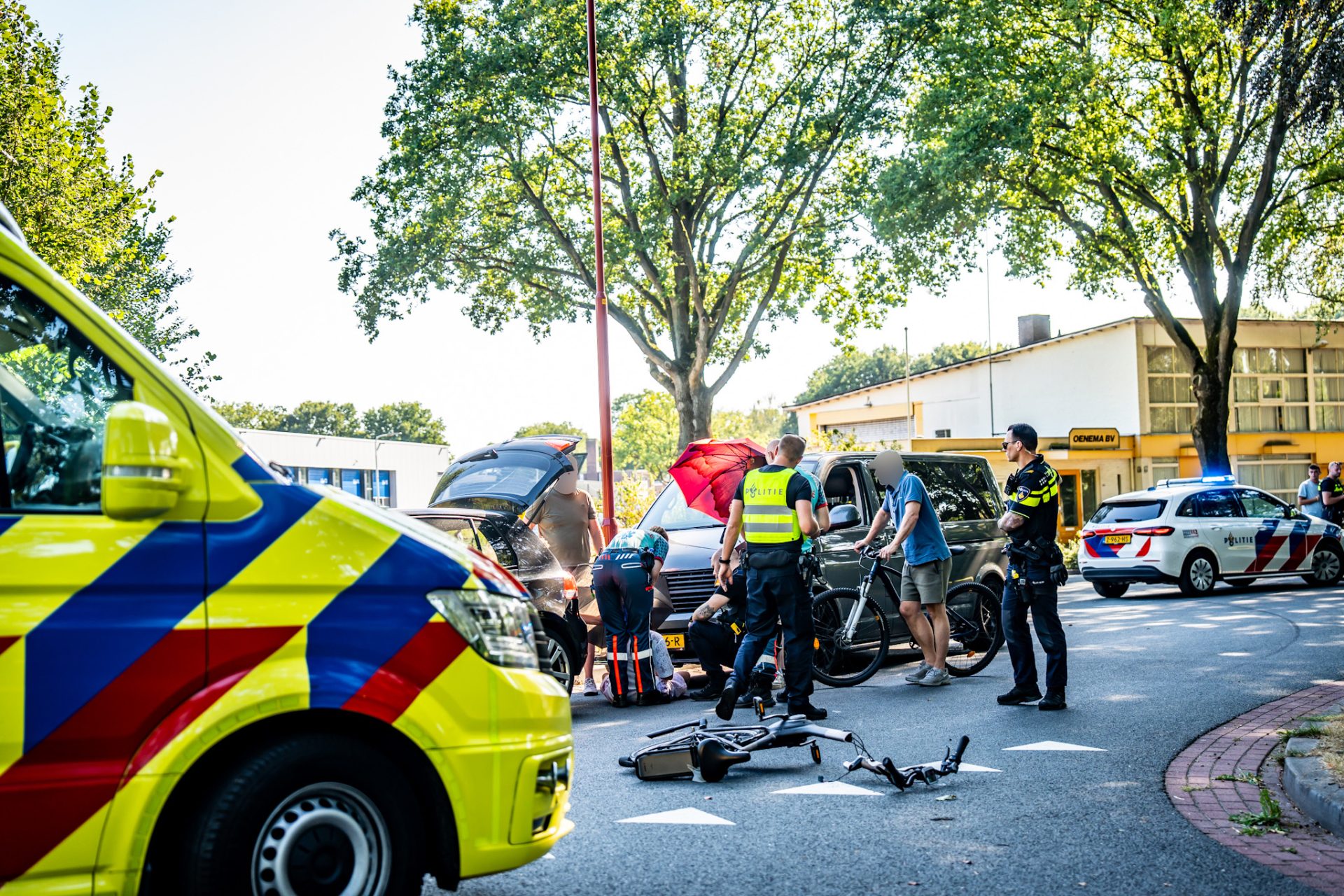 Meisje gewond bij botsing, voorwiel fiets vast in auto