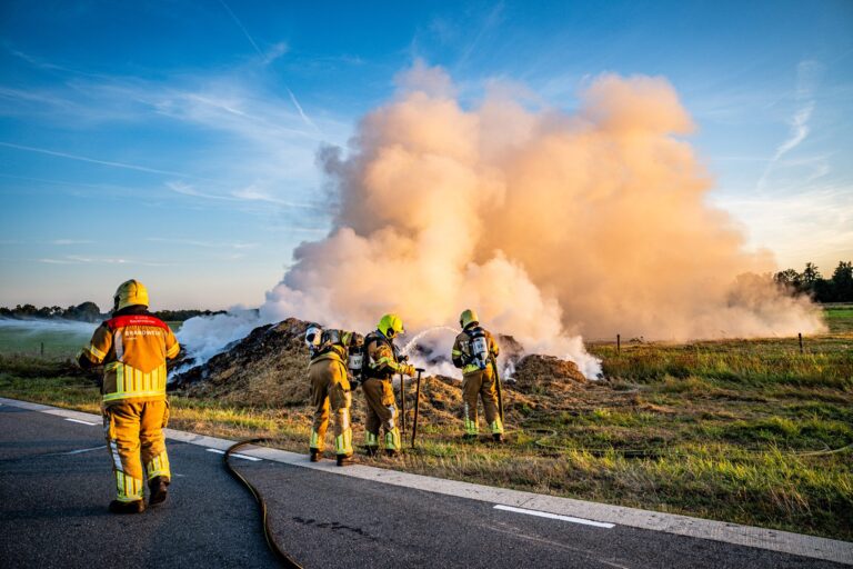 Veel rook bij brand langs provinciale weg