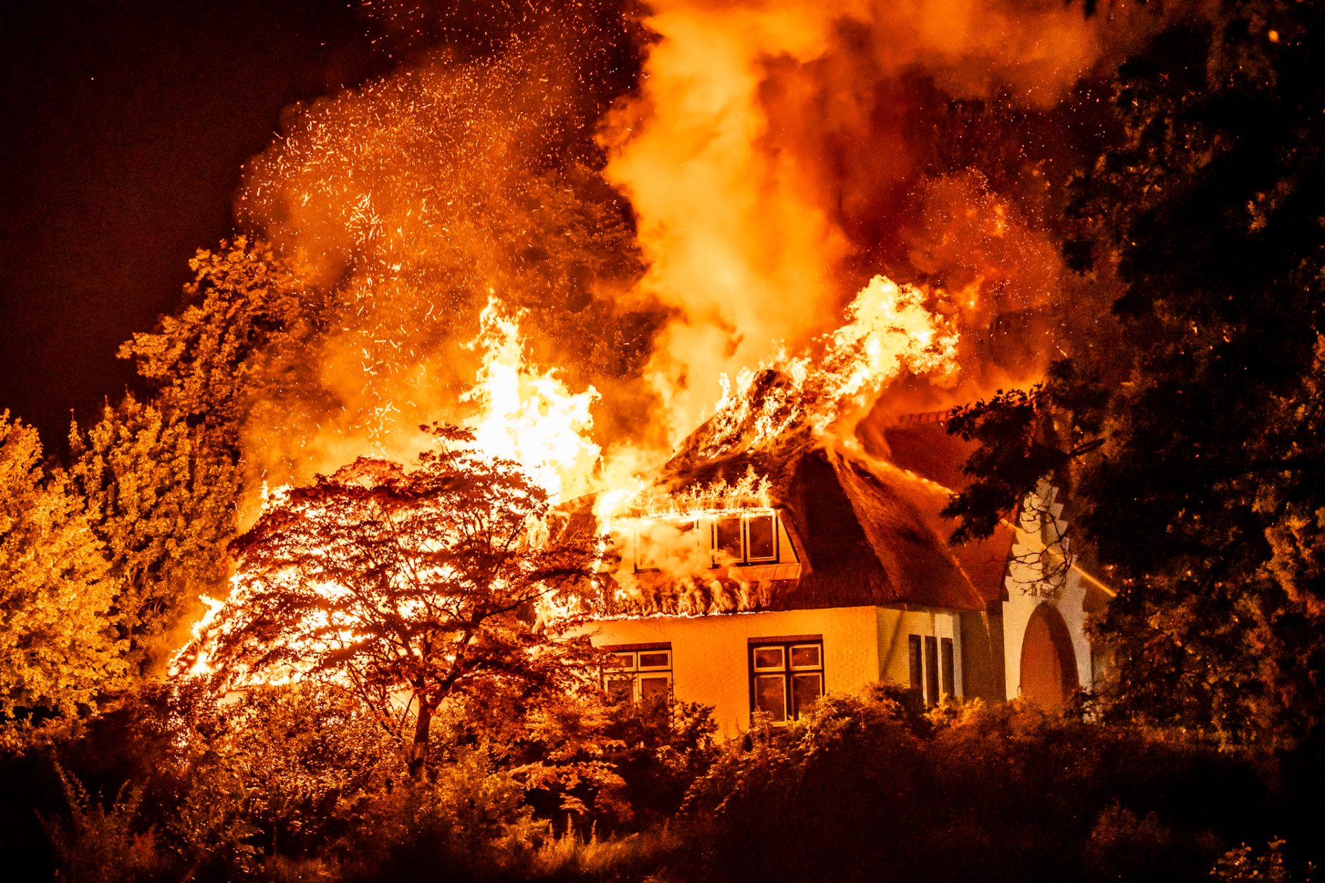 Grote brand verwoest monumentaal poortgebouw begraafplaats