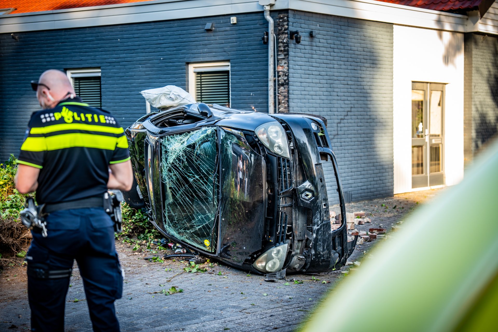 Drie gewonden na crash tegen gevel van woning