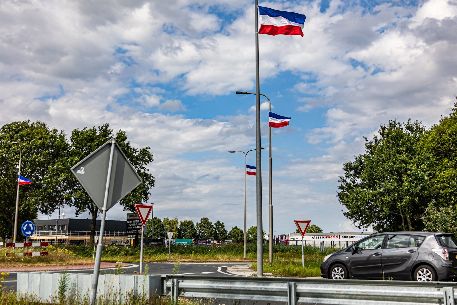 Omgekeerde vlaggen langs snelweg als steun voor de boeren