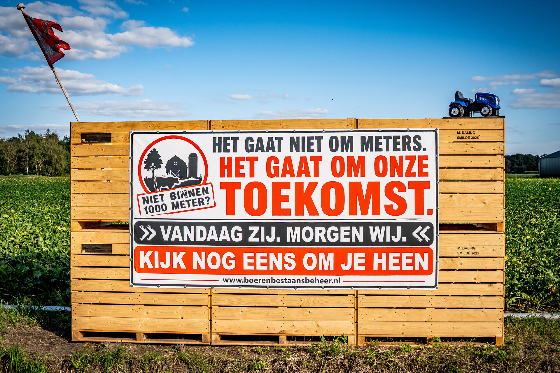 Boeren hangen omgekeerde vlaggen op langs kilometerslange route