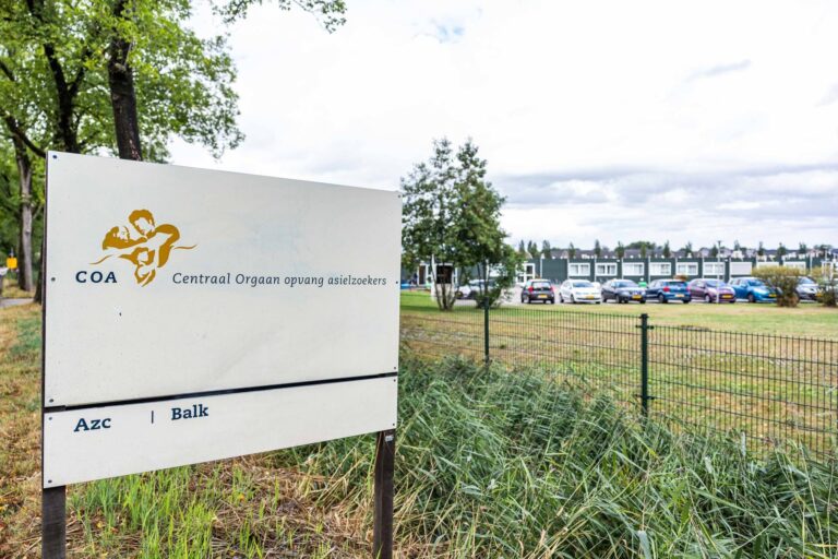 Gemeente start rechtszaak: AZC blijft drie jaar langer open dan beloofd