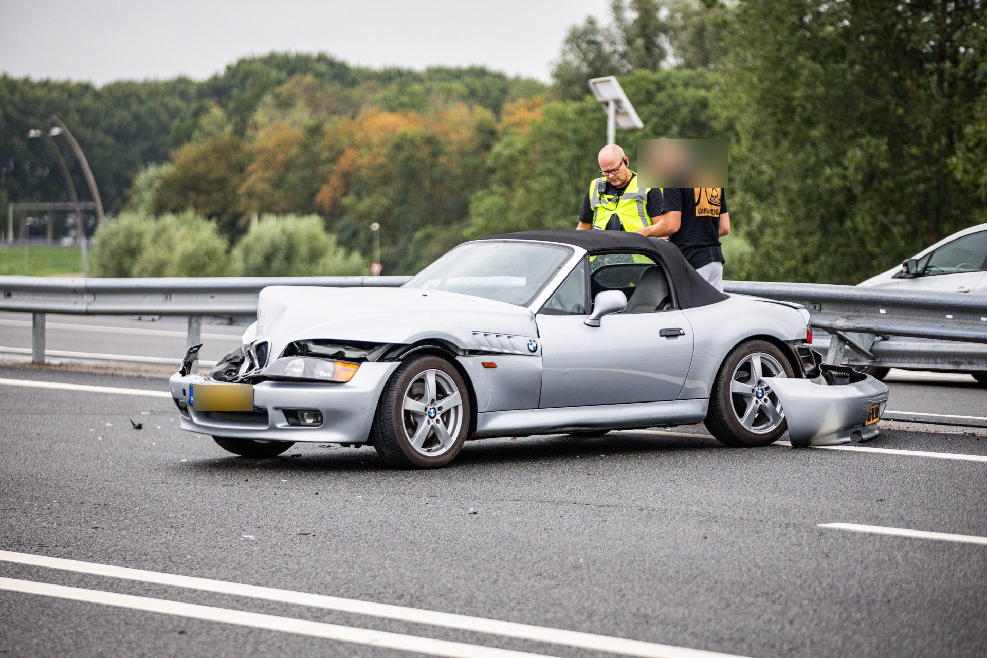 Automobilist verliest controle en knalt hard tegen de vangrail