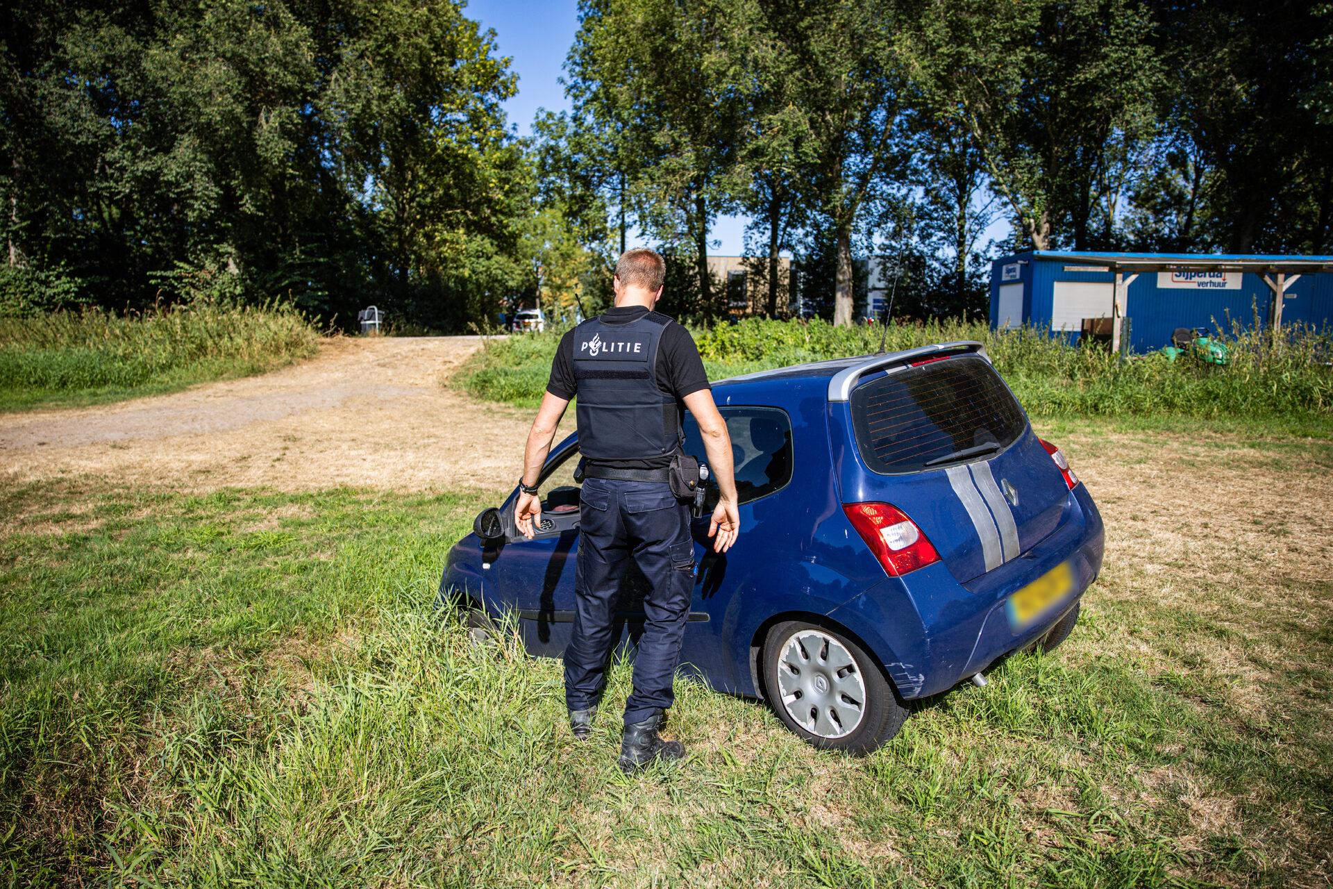 Auto belandt met neus in greppel, bestuurder spoorloos