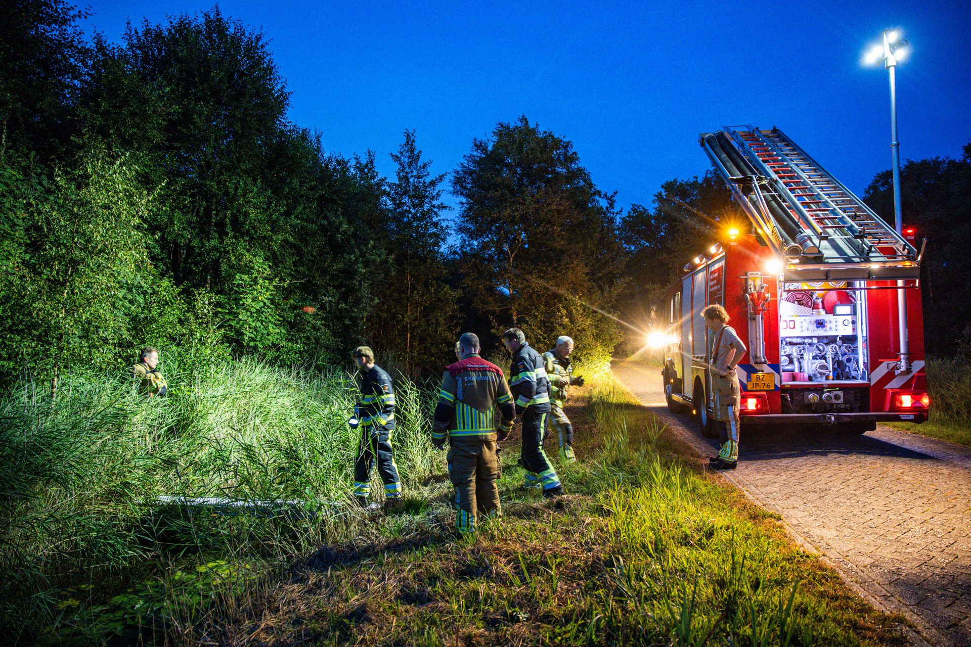 Omwonenden ruiken brand en slaan alarm