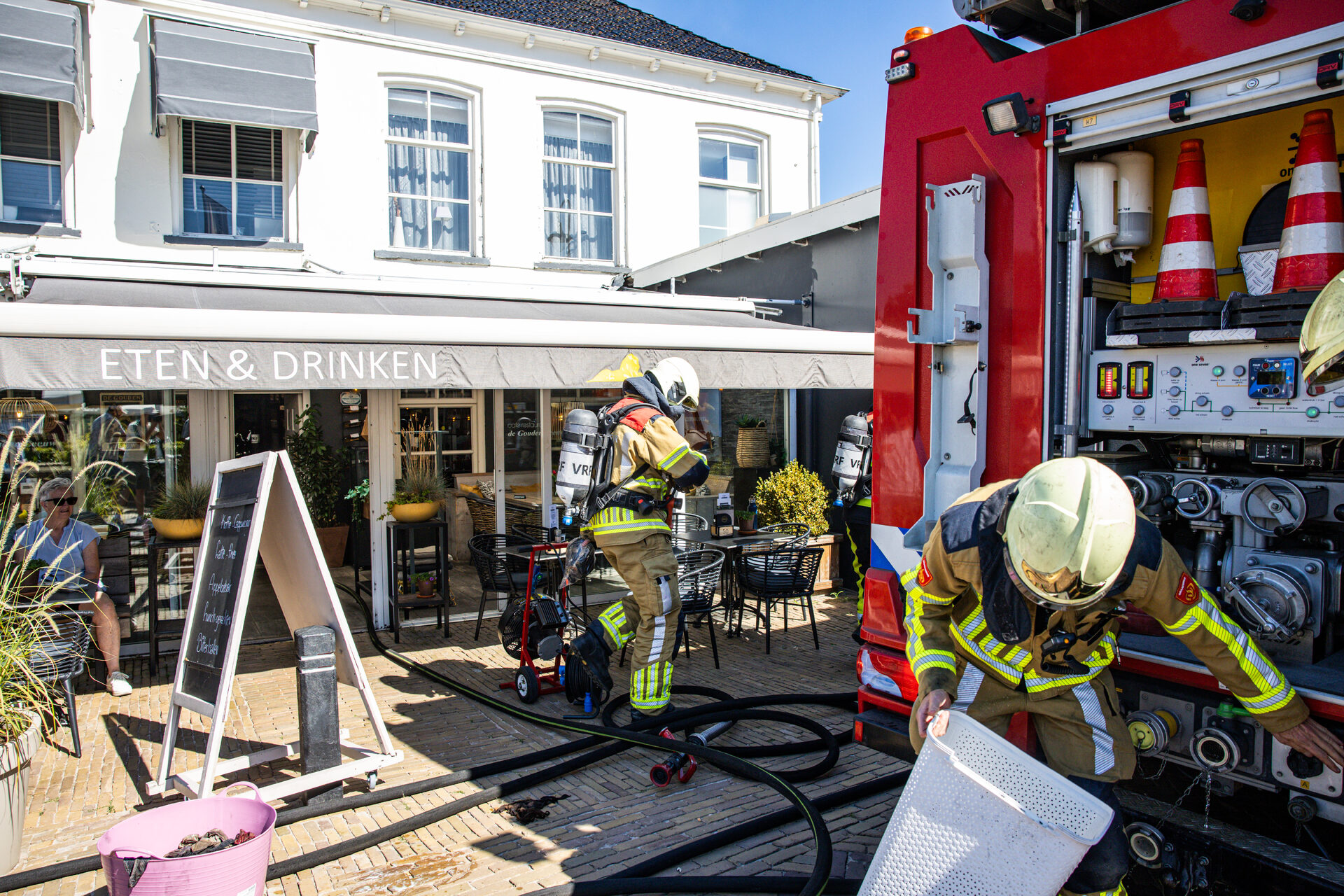 Brandweer schaalt op naar middelbrand bij dakbrand restaurant
