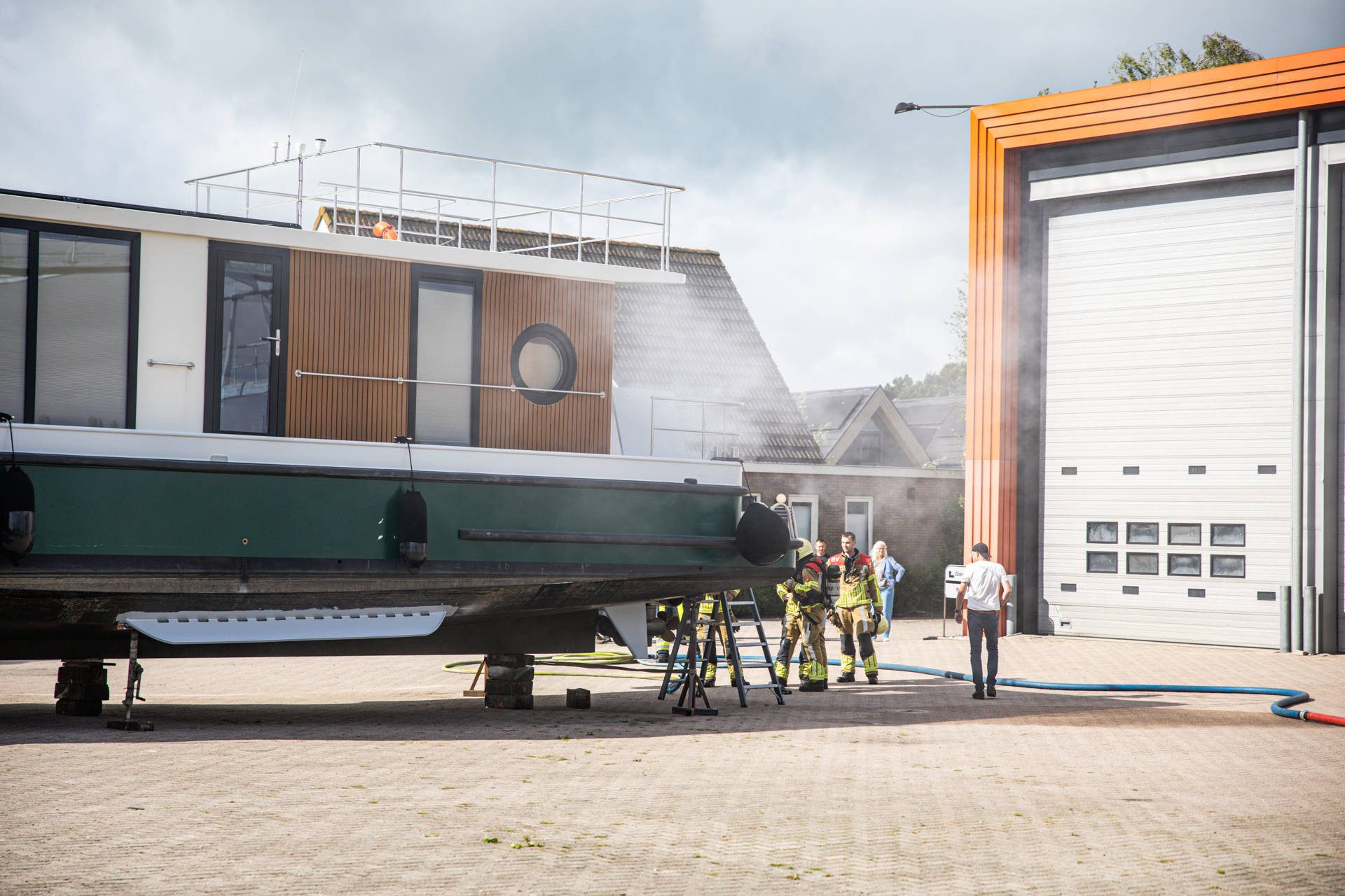Woonboot vat vlam bij jachtwerf, brandweer rukt massaal uit